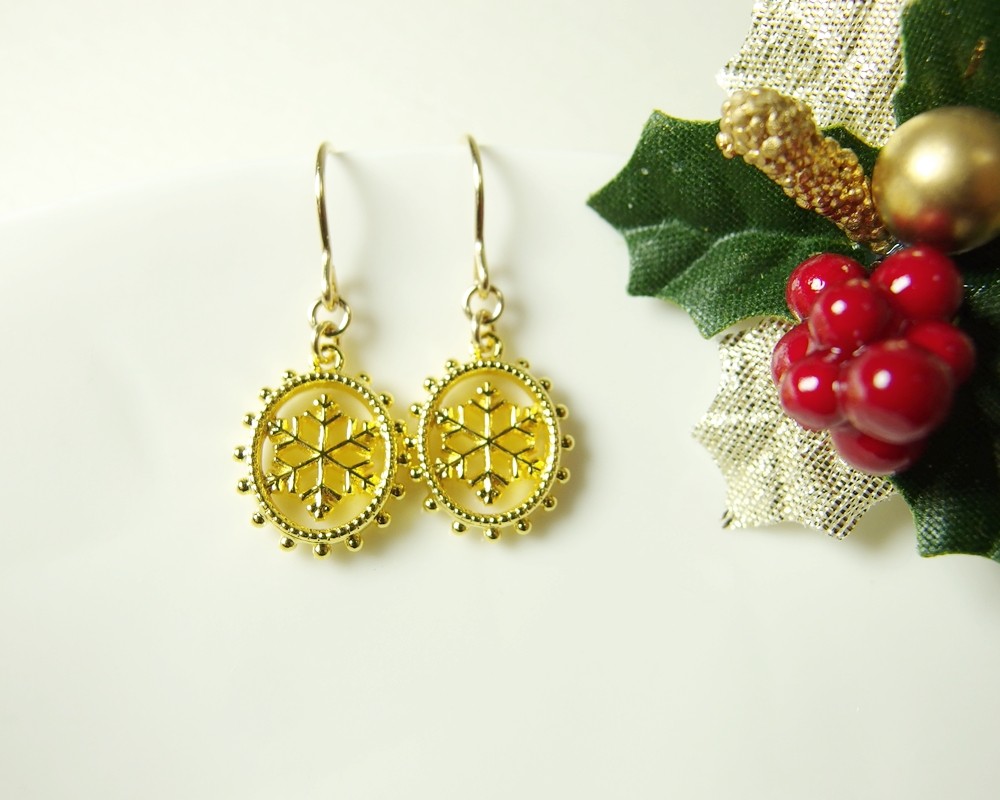 P19 高品質ホワイトシェルaaa クリスマスピアス Iichi ハンドメイド クラフト作品 手仕事品の通販