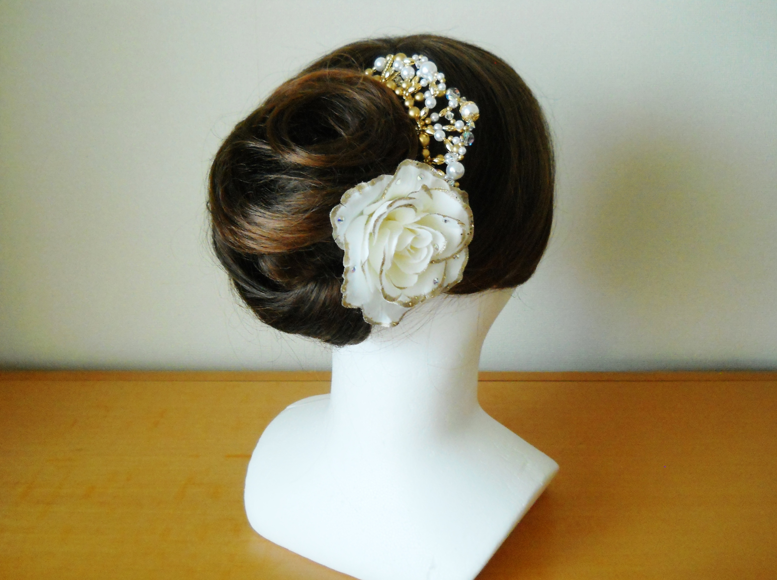 バレエ バラとゴールドの髪飾り 白 Iichi ハンドメイド クラフト作品 手仕事品の通販