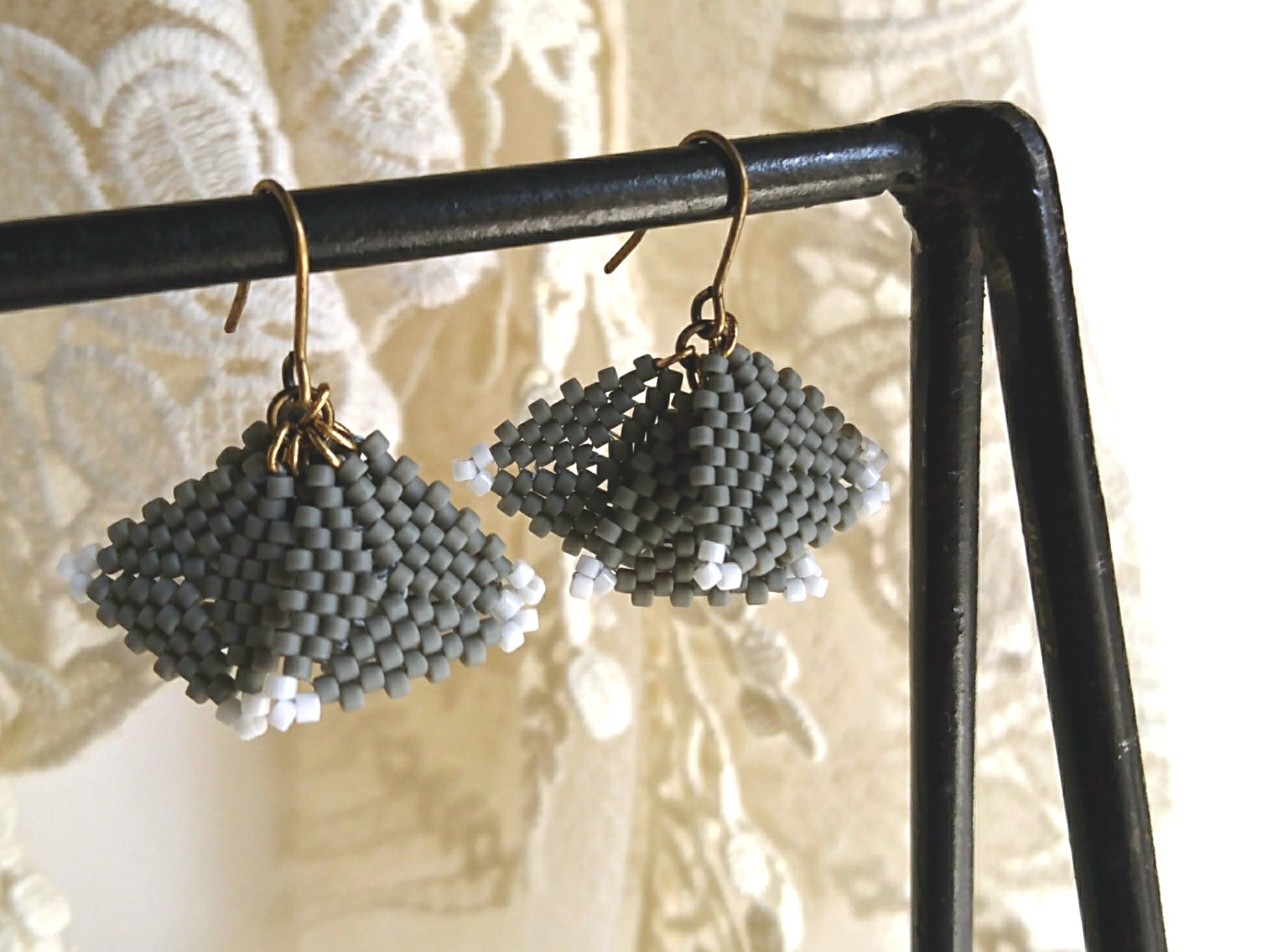 送料無料 ビーズの 花びらピアス Gray Iichi ハンドメイド クラフト作品 手仕事品の通販