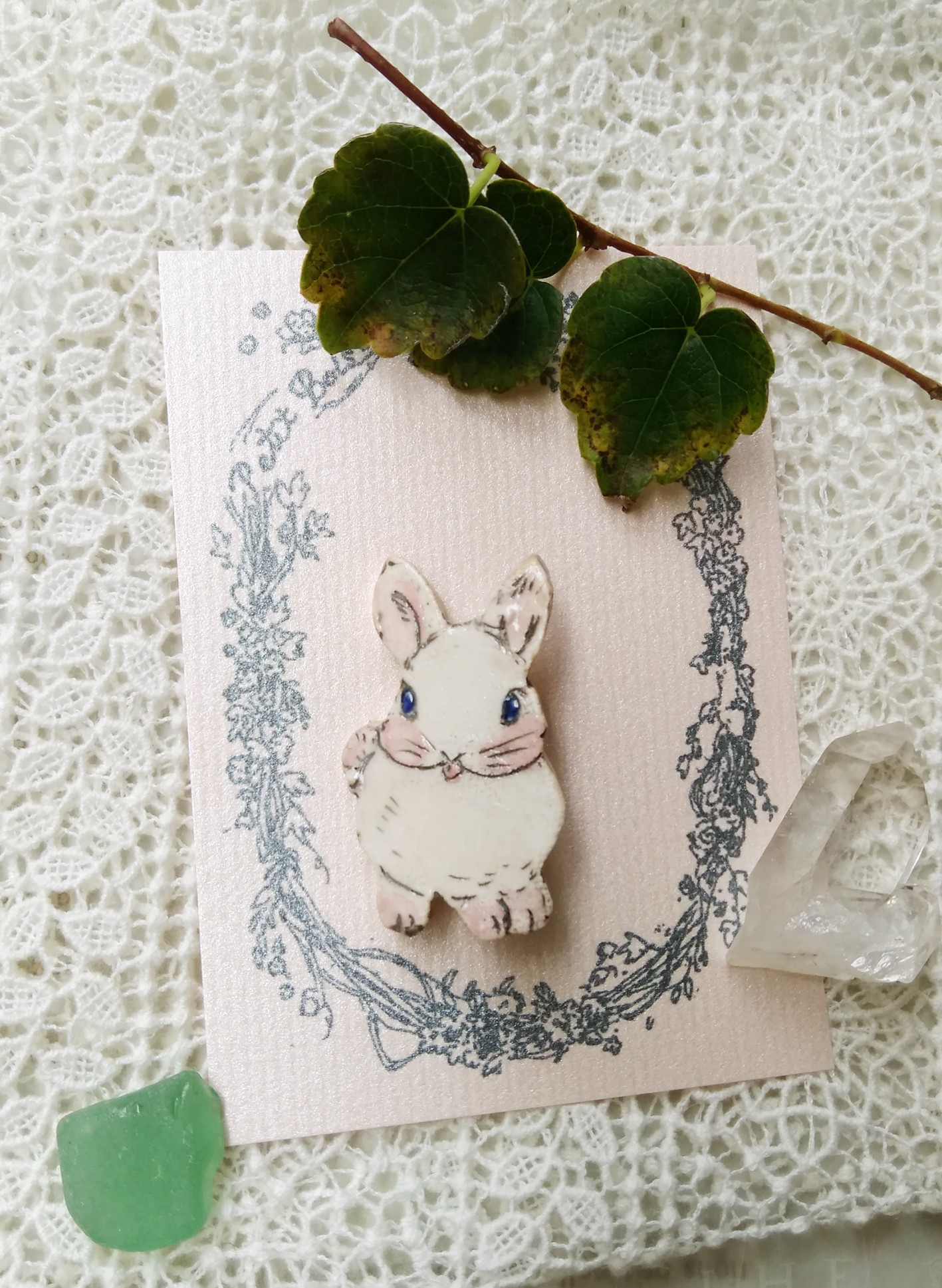 白い仔ウサギのミニブローチ Iichi ハンドメイド クラフト作品