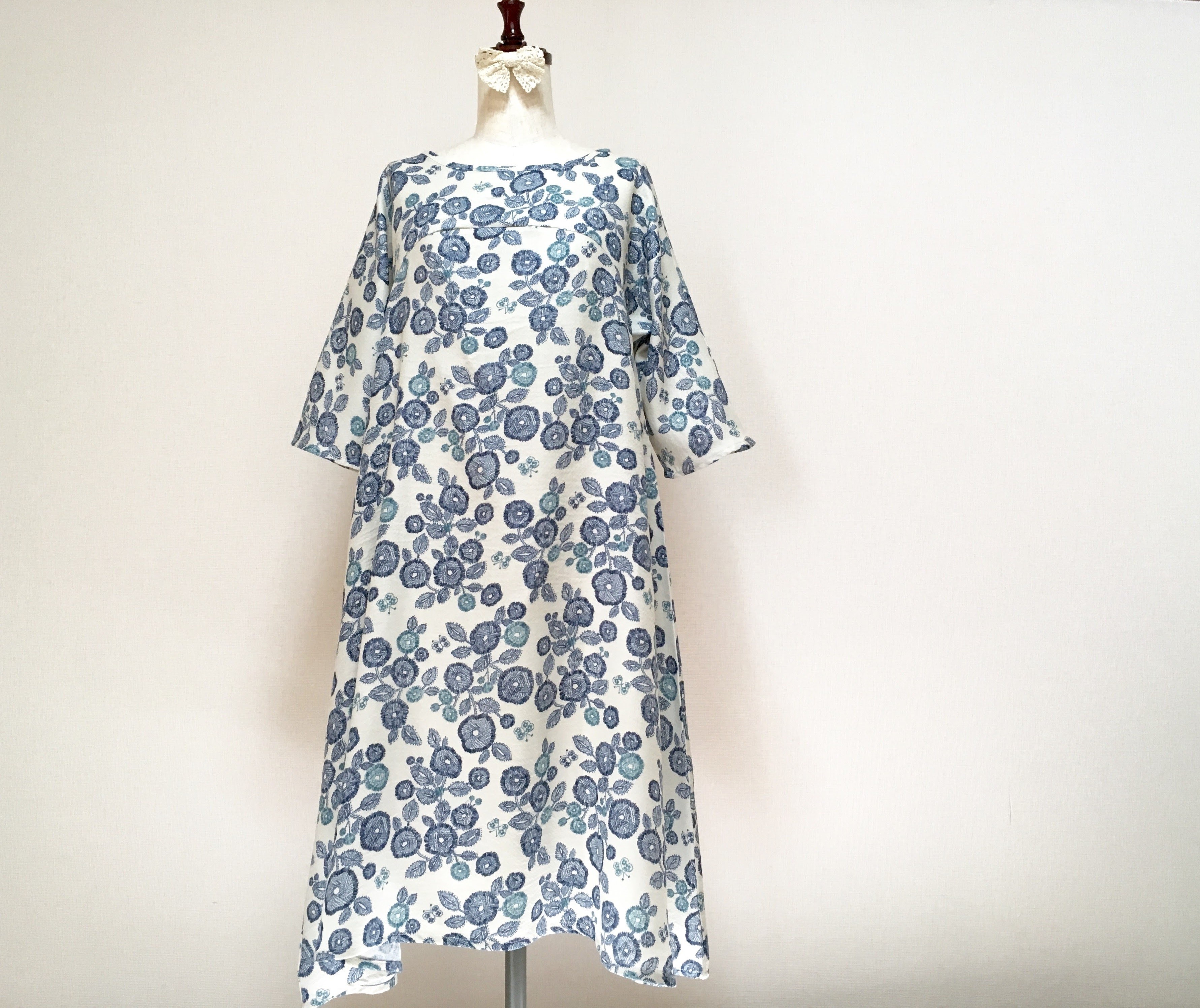 刺繍調 花模様のフレアワンピース 五分袖 北欧風 フラワーちょうちょ アイボリー Iichi ハンドメイド クラフト作品 手仕事品の通販