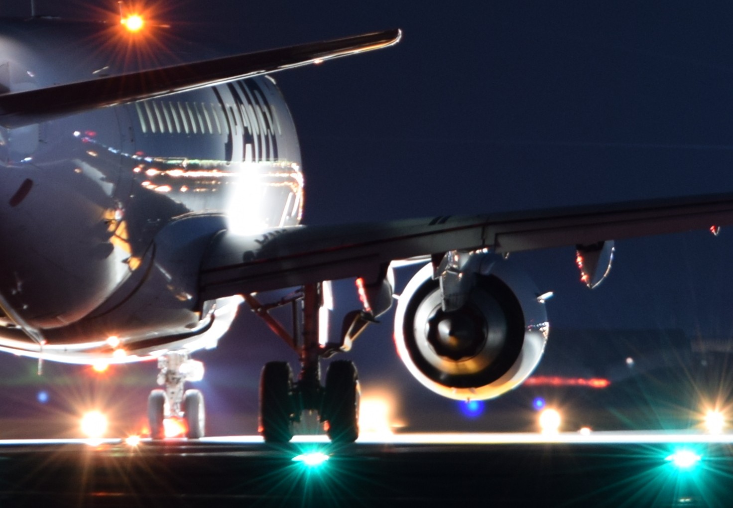 7u4 A4サイズ 空港での飛行機写真 夜景 オシャレなポスター