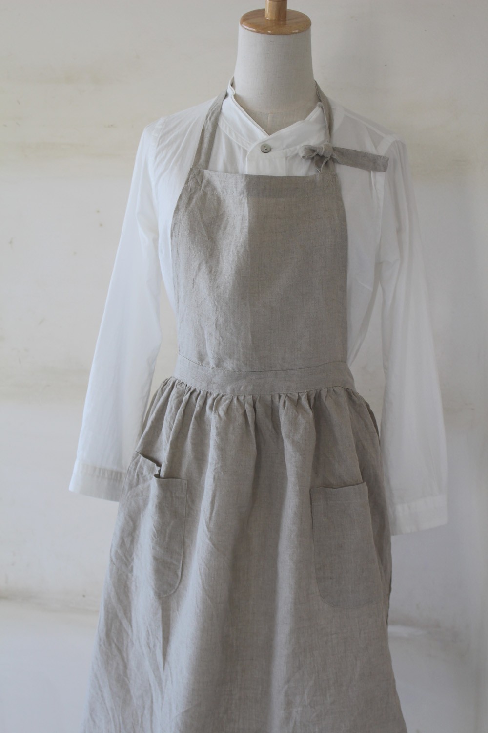 フレンチリネン100 ギャザー入りワンピースエプロン 生成り Iichi ハンドメイド クラフト作品 手仕事品の通販