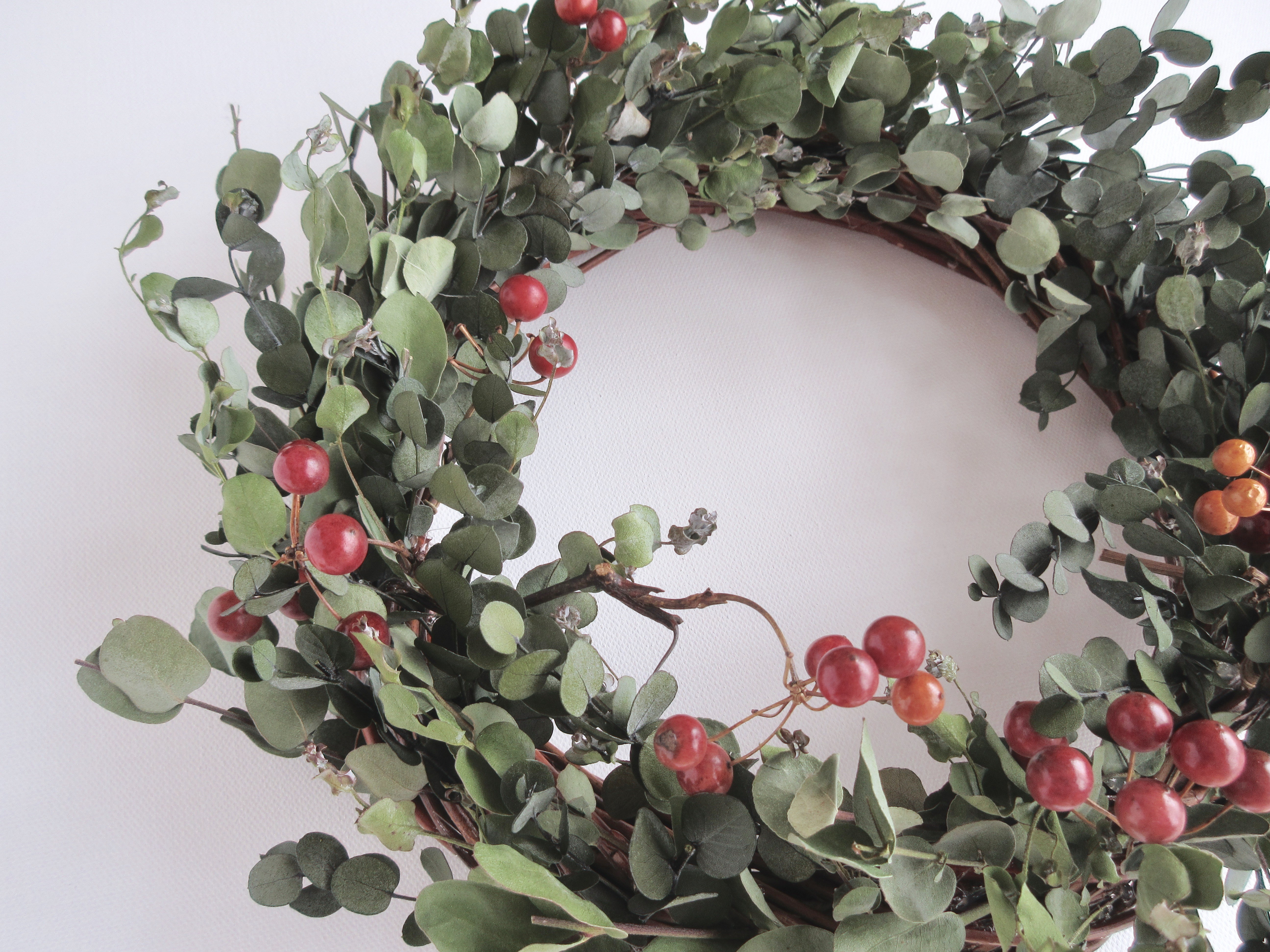 再販 ユーカリ サンキライのリース Iichi ハンドメイド クラフト作品 手仕事品の通販