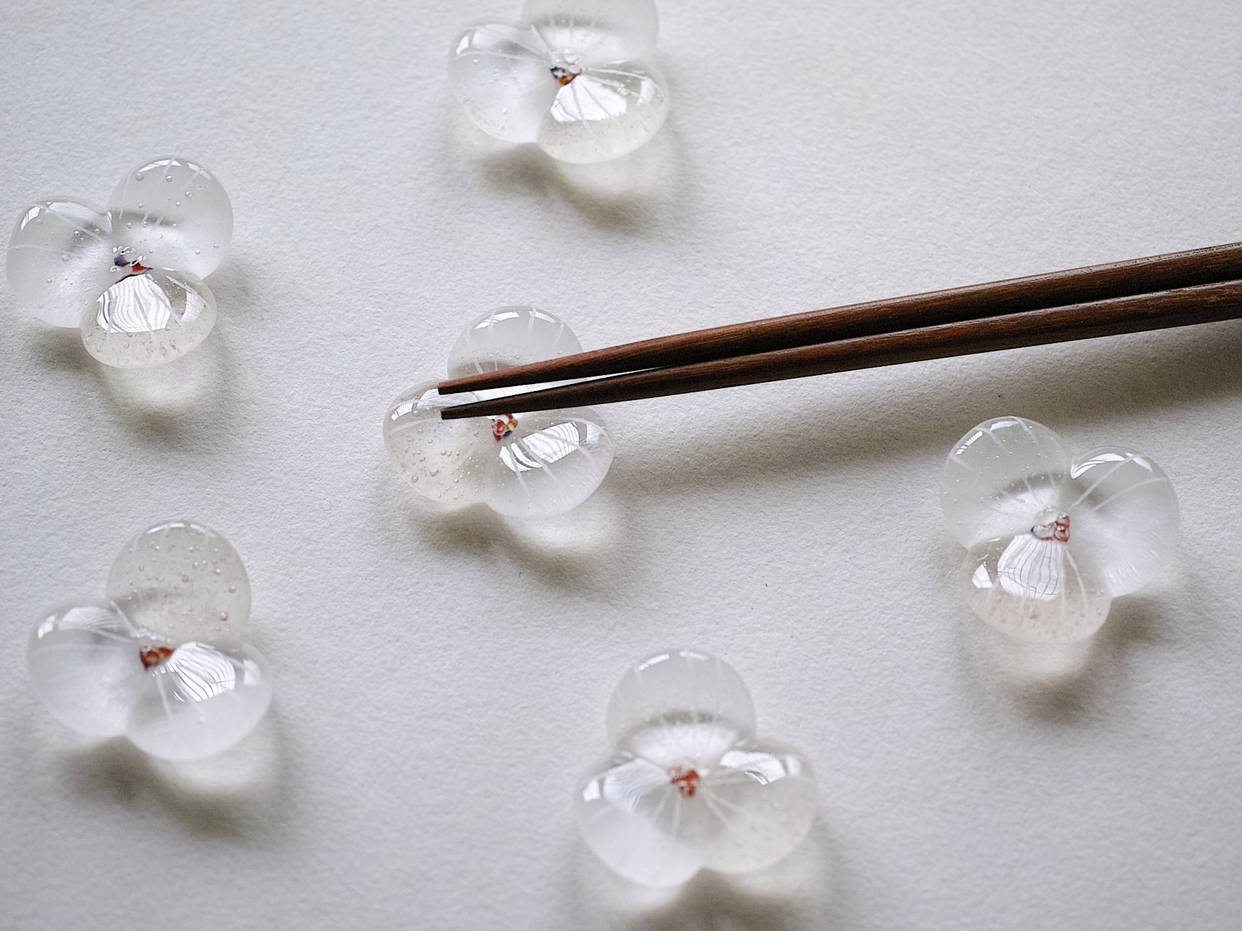ガラスの箸置き 水の花 クリア Iichi ハンドメイド クラフト作品 手仕事品の通販