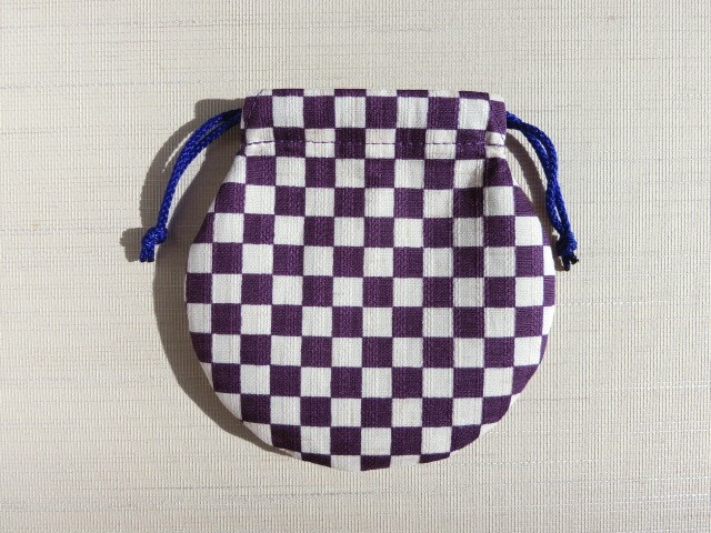 ミニ巾着 市松模様 紫 オフホワイト 御守り 小物収納 プレゼントにも Iichi ハンドメイド クラフト作品 手仕事品の通販
