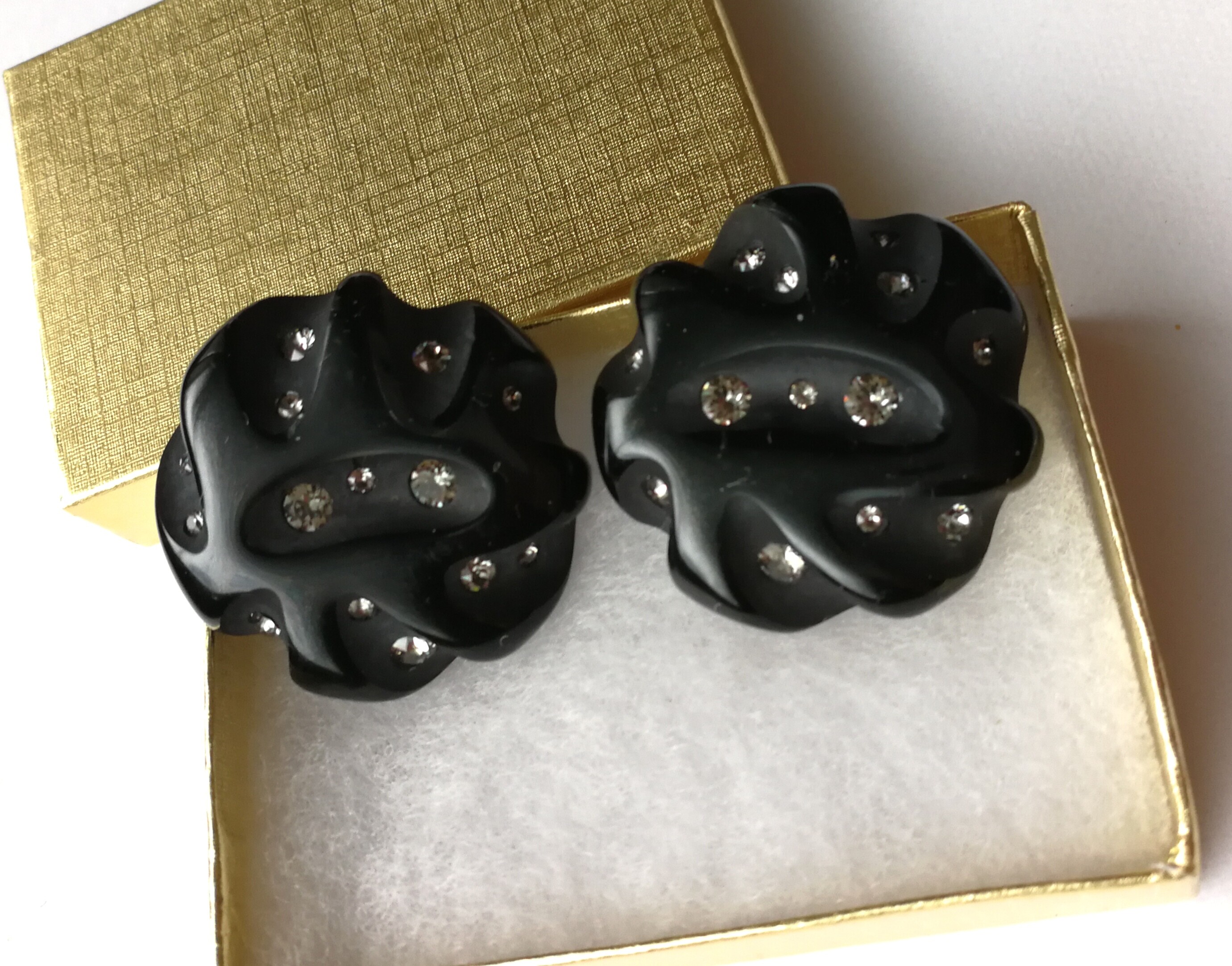 イタリア製 大きいボタンの イヤリング 漆黒色 スワロフスキー Iichi ハンドメイド クラフト作品 手仕事品の通販