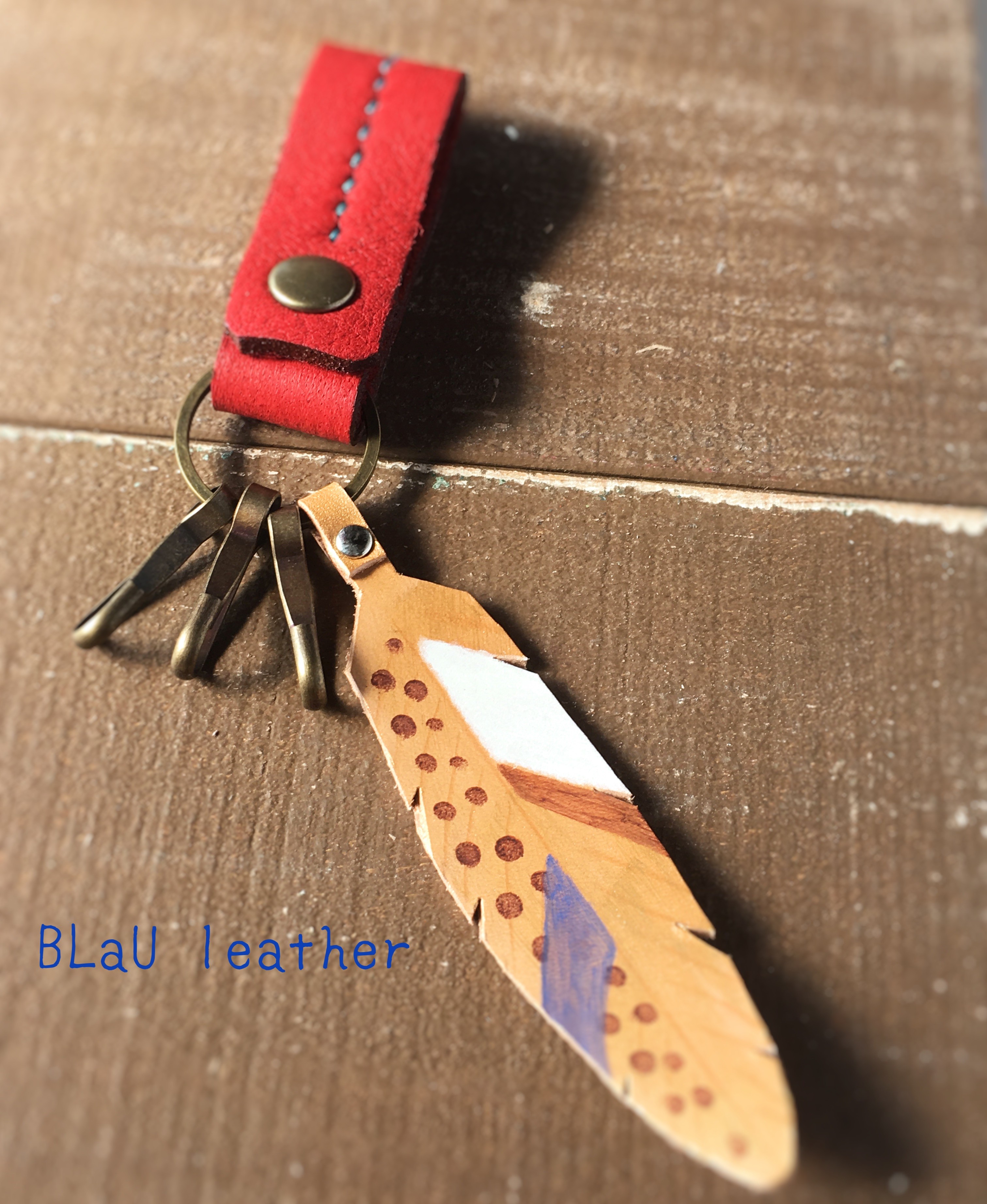 Blau ふわ革フェザーキーホルダー 赤 Iichi ハンドメイド クラフト作品 手仕事品の通販