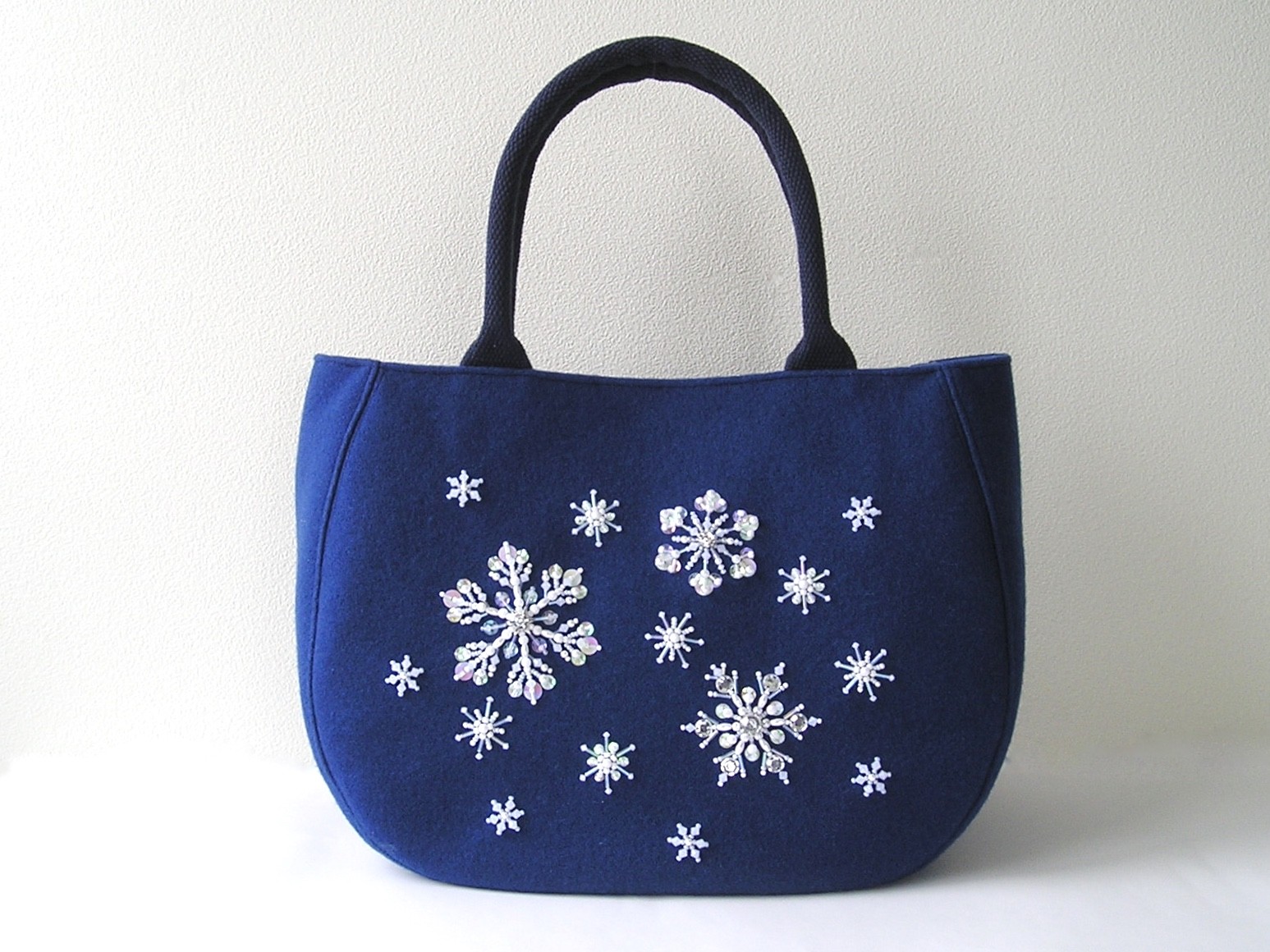 雪の結晶 ビーズ刺繍のトートバッグ Iichi ハンドメイド クラフト作品 手仕事品の通販