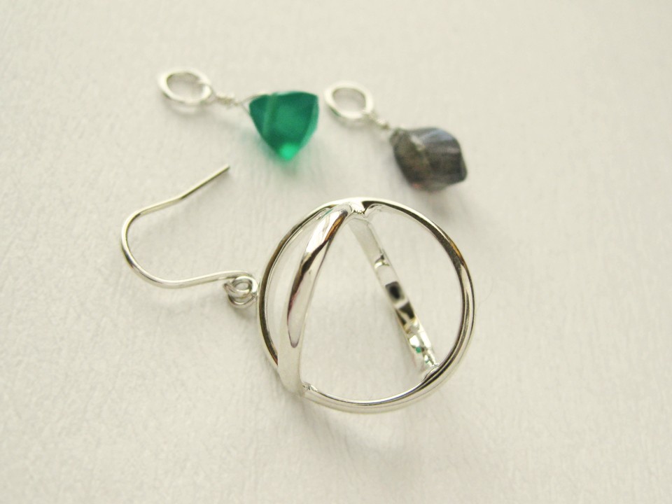 コスモピアス 自分で石を取り外しできる５wayピアス グリーンオニキス ラブラドライト Iichi ハンドメイド クラフト作品 手仕事品の通販