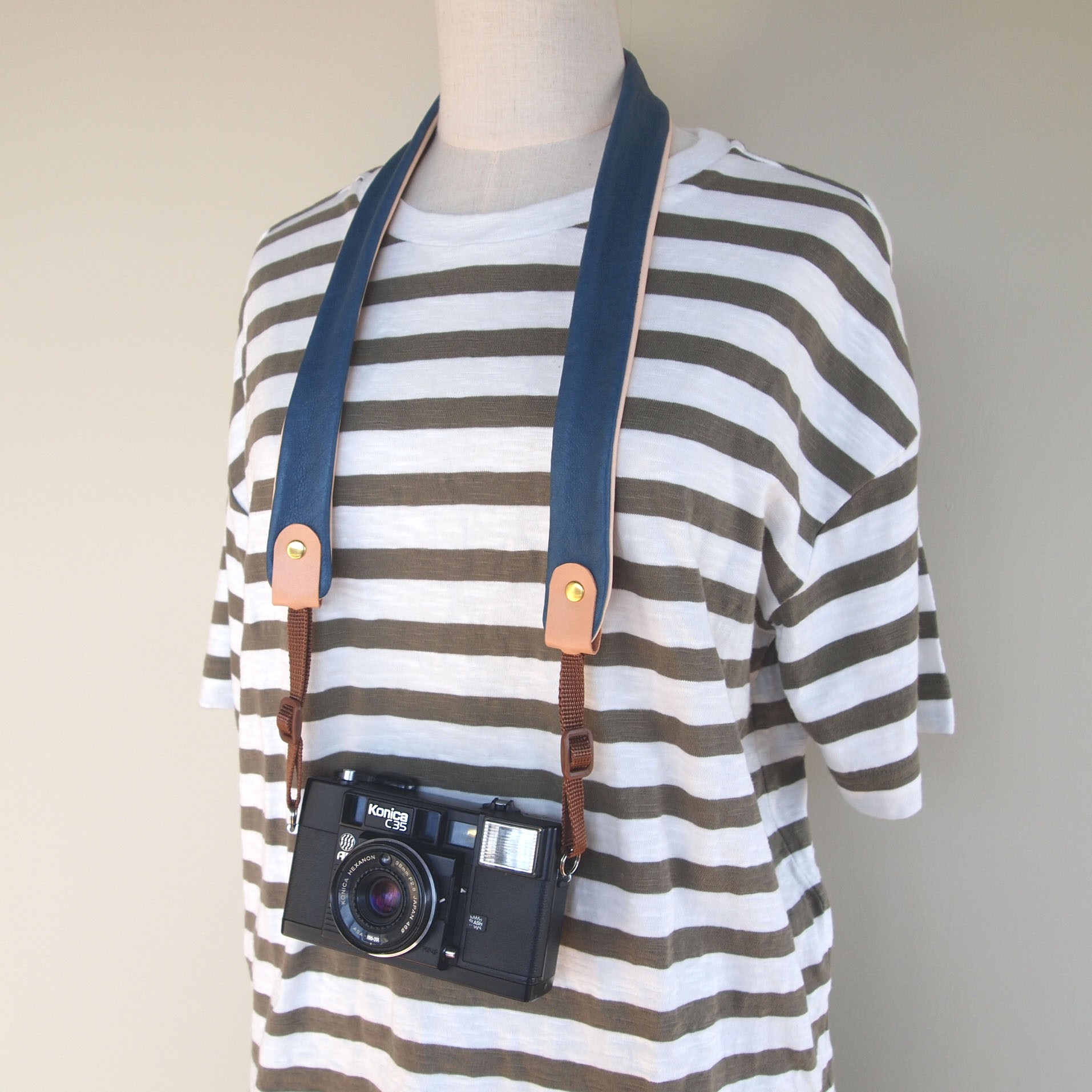 ぶた革 ｶﾒﾗｽﾄﾗｯﾌﾟ 青 全8色 やわらかい使い心地 コンパクト一眼におすすめ Iichi ハンドメイド クラフト作品 手仕事品の通販