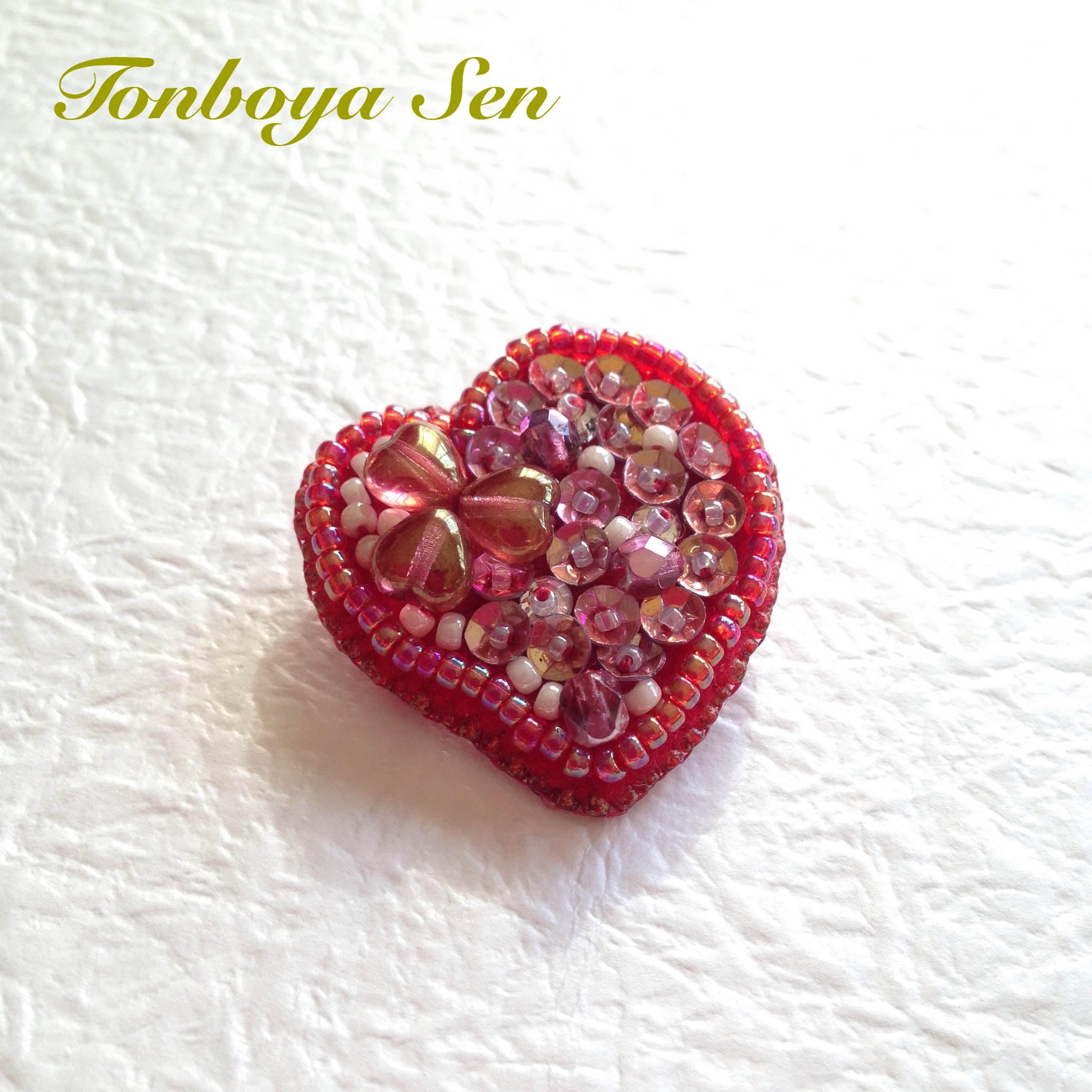 赤のハートのブローチ ビーズ刺繍 Iichi ハンドメイド クラフト作品 手仕事品の通販