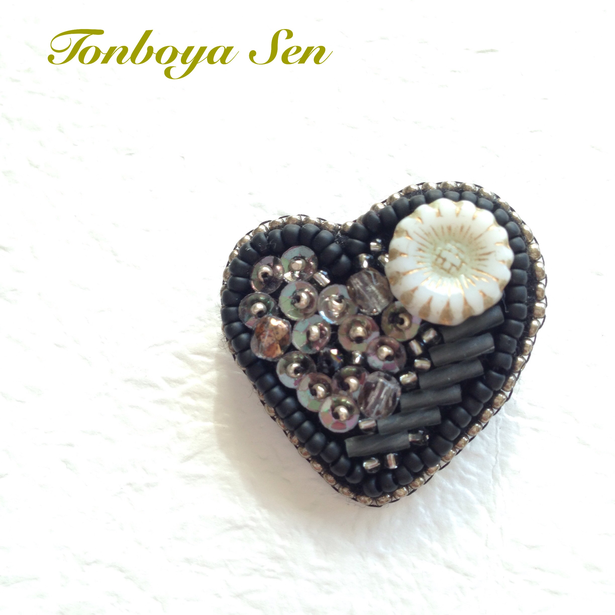 黒のハートのブローチ(ビーズ刺繍) | iichi ハンドメイド・クラフト ...