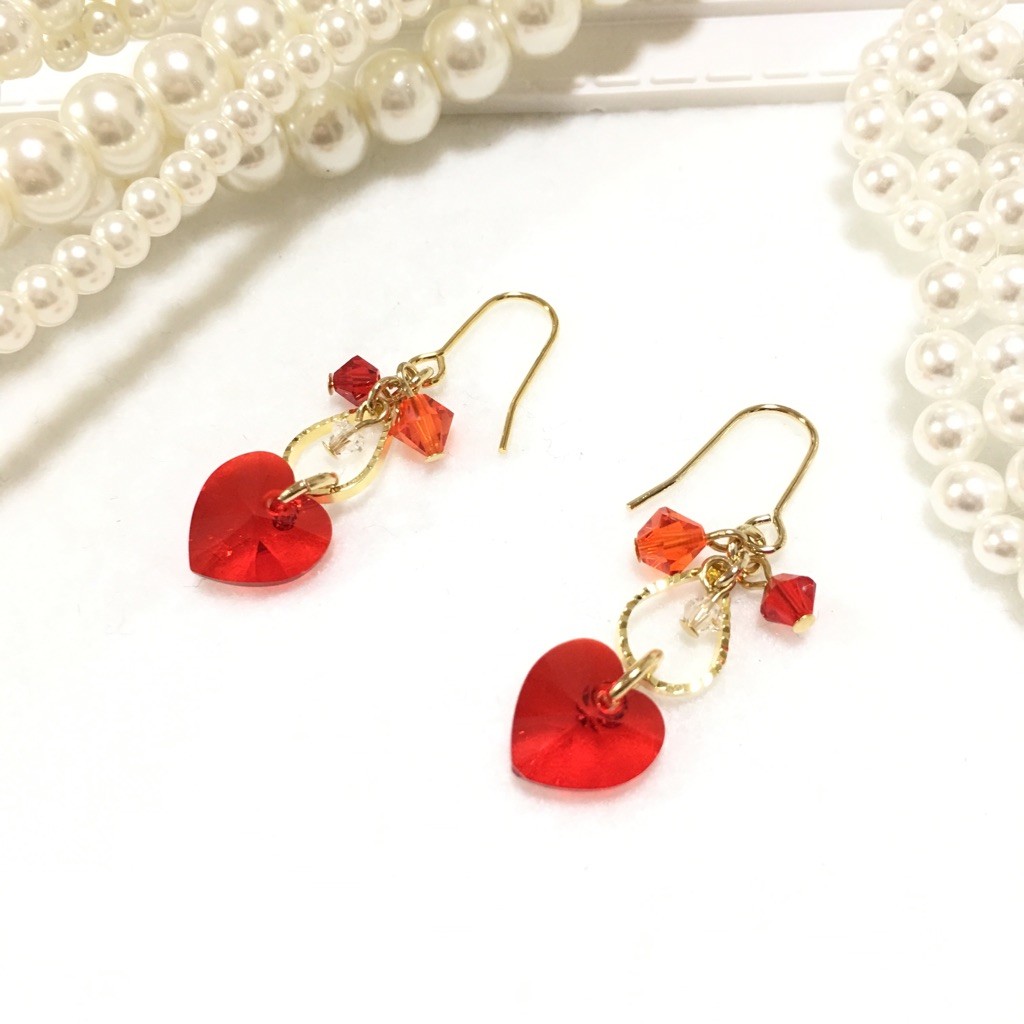 涙とスワロフスキーハートのキラキラピアス 赤色 | iichi ハンドメイド
