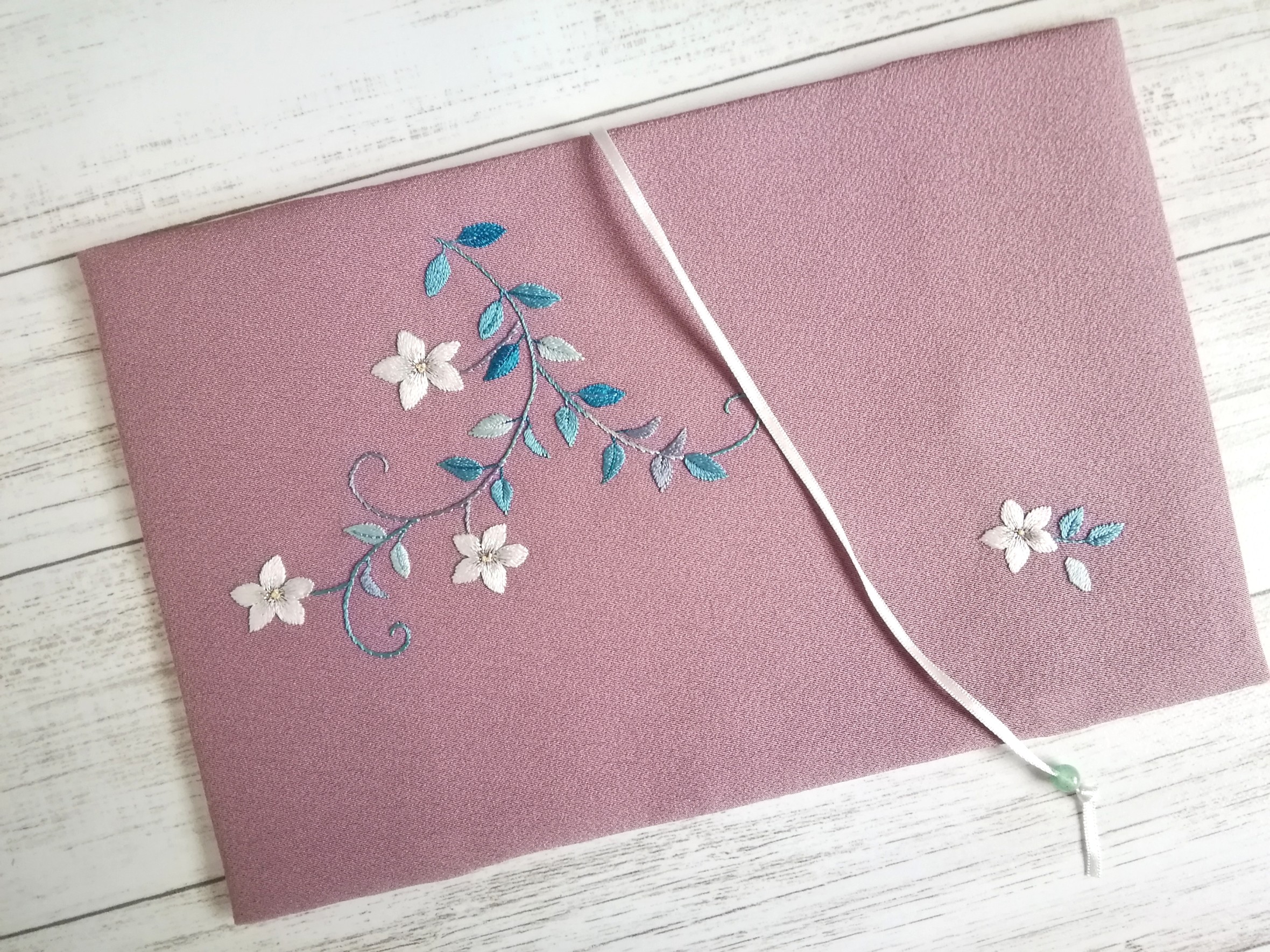 日本刺繍 ジャスミンの花 ブックカバー クリアカバー付 Iichi ハンドメイド クラフト作品 手仕事品の通販