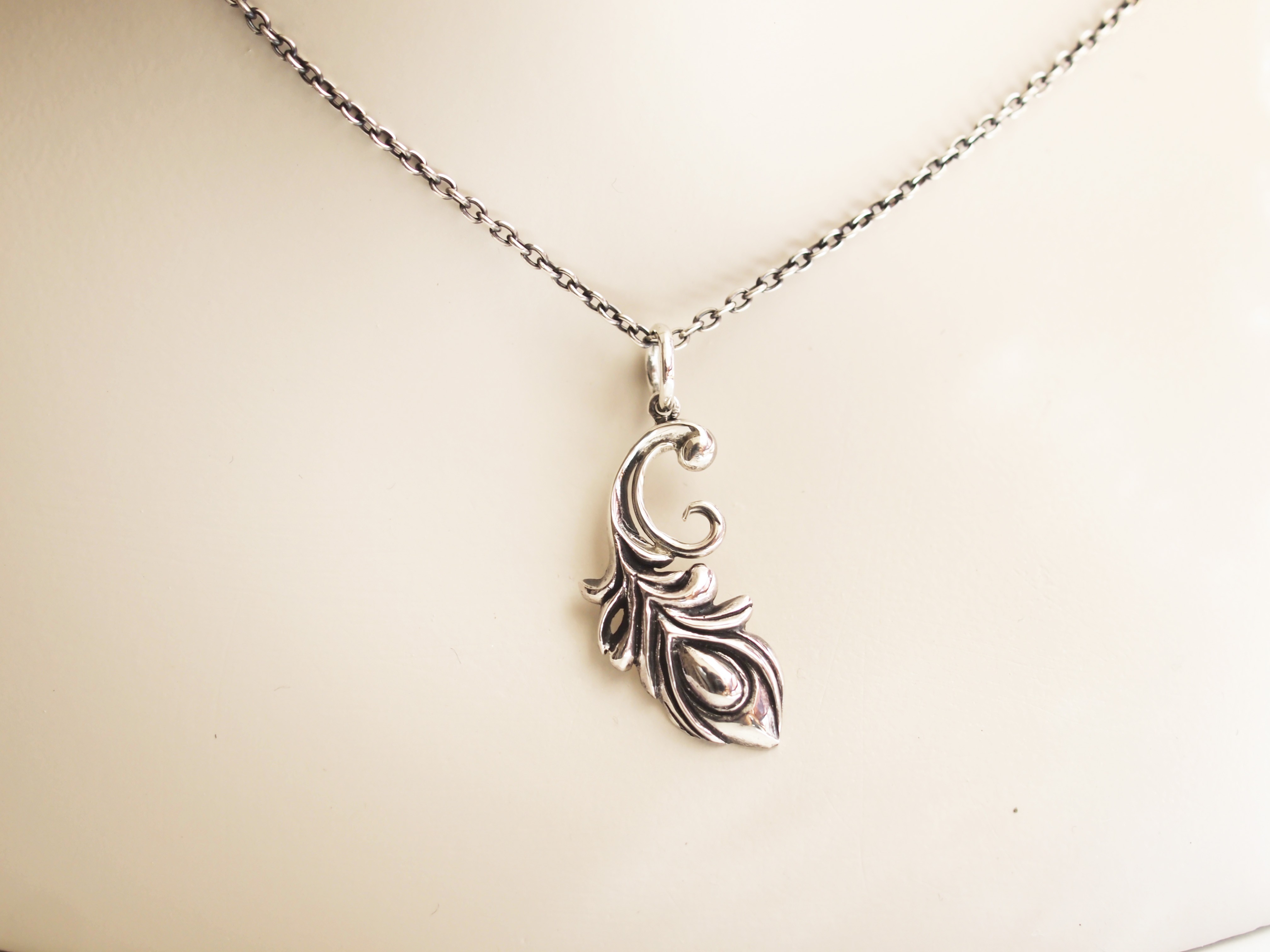 孔雀の羽のペンダントトップ Iichi ハンドメイド クラフト作品 手仕事品の通販