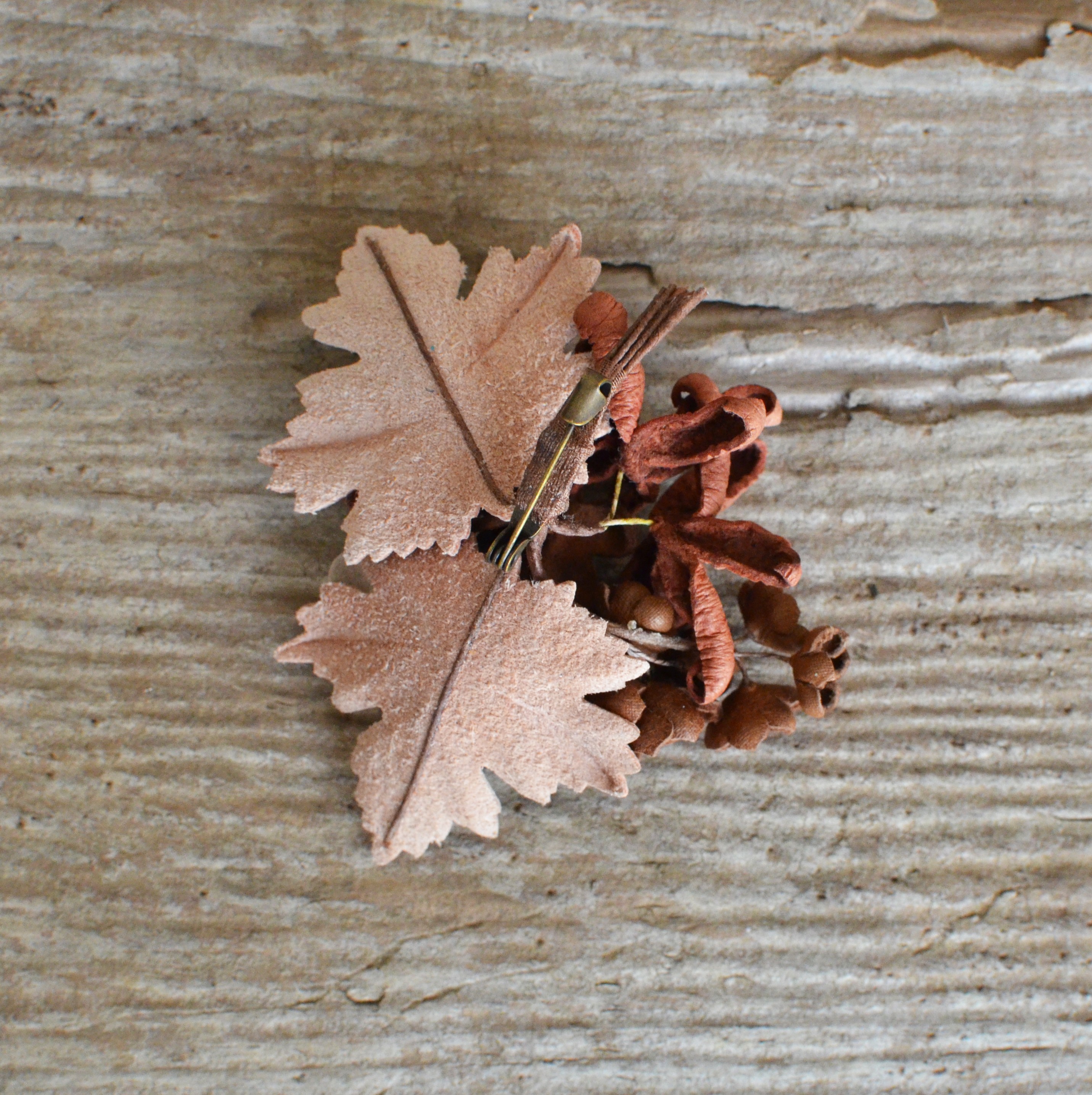染の草花 革の草花 ぶどう花の革ブローチ Iichi ハンドメイド クラフト作品 手仕事品の通販