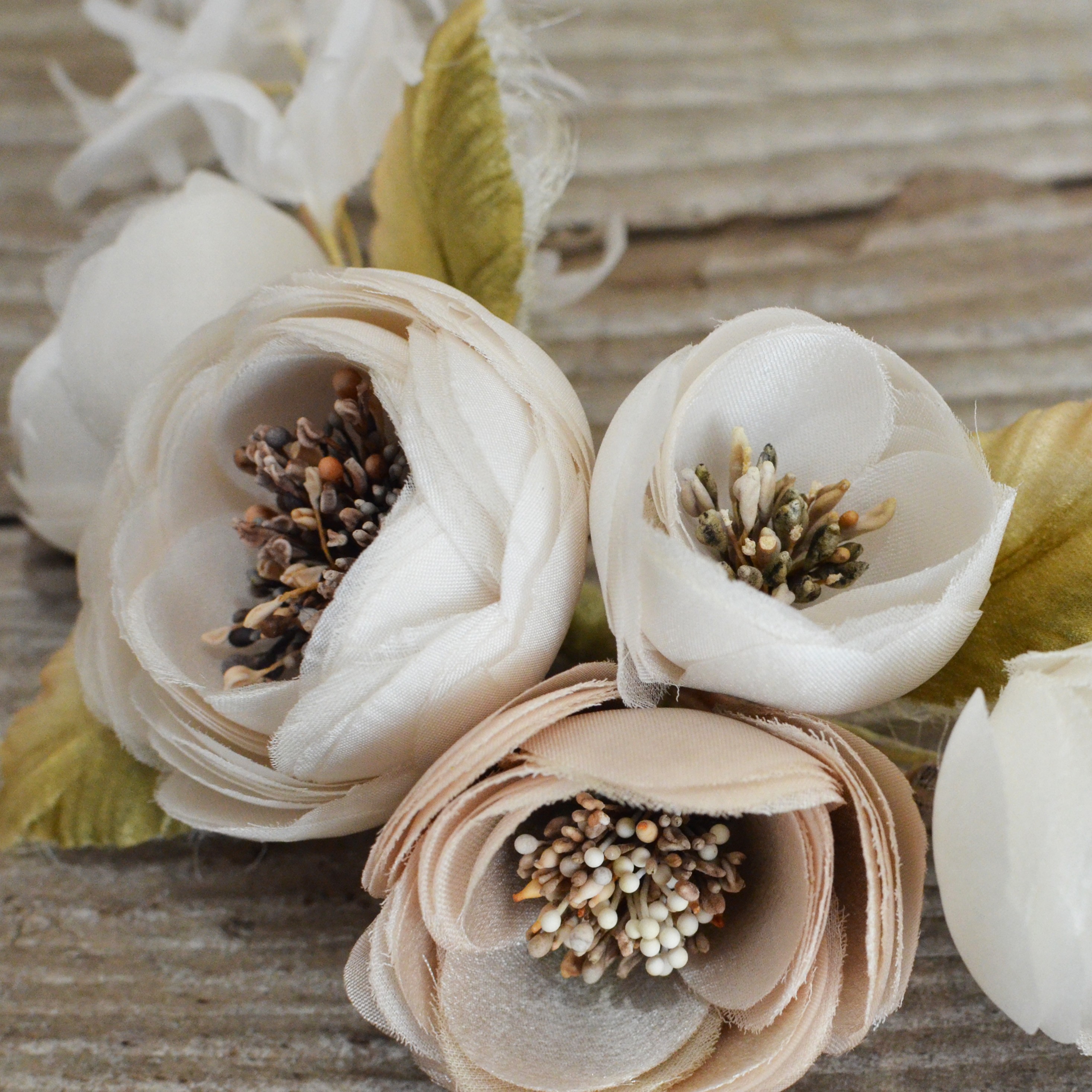 染め花 象牙色の花 五輪 コサージュ 入学式 卒業式にもお勧め Iichi ハンドメイド クラフト作品 手仕事品の通販