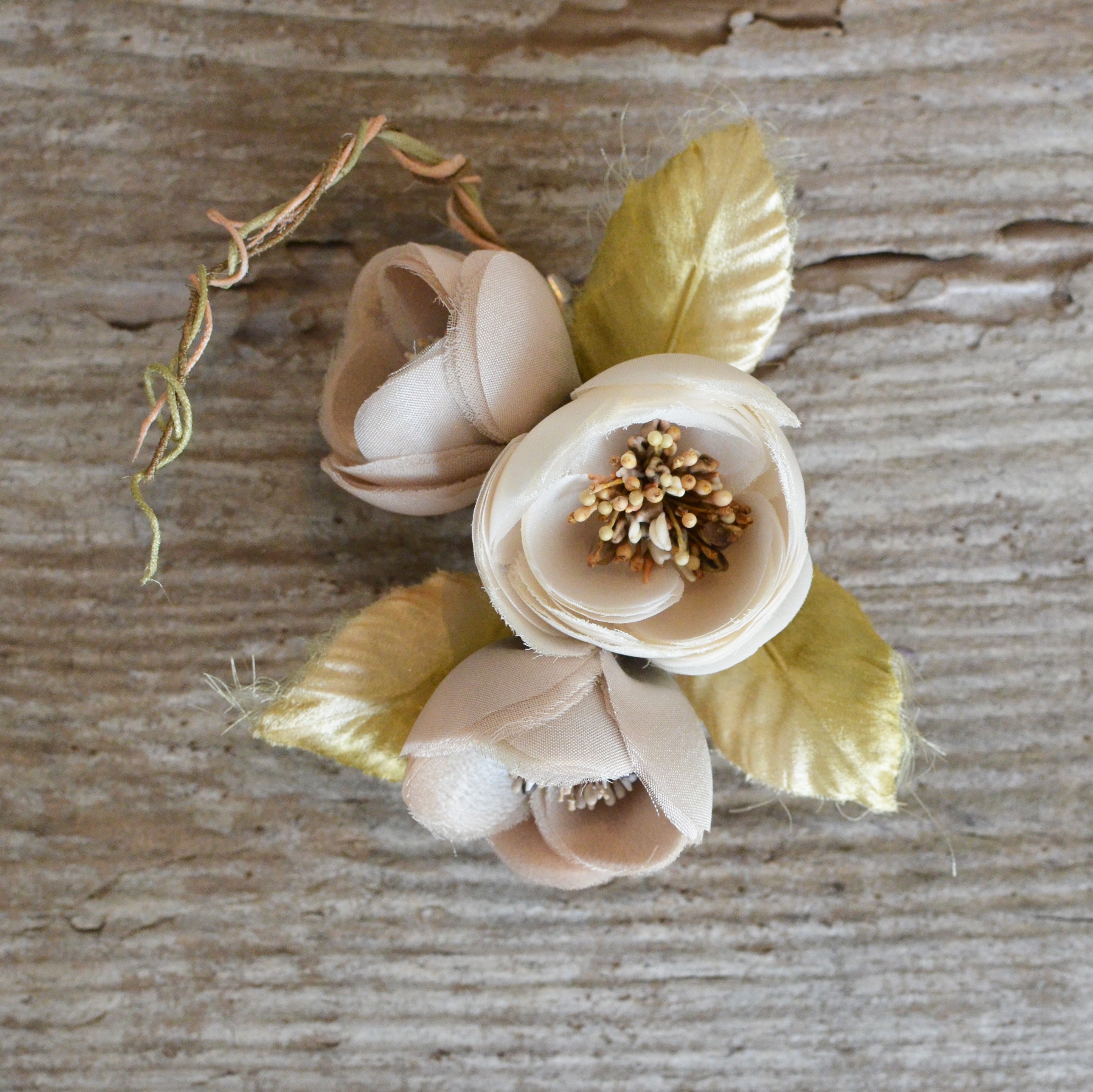 染め花 染め花 象牙色の花 三輪 コサージュ 入学式 卒業式にもお勧め Iichi ハンドメイド クラフト作品 手仕事品の通販