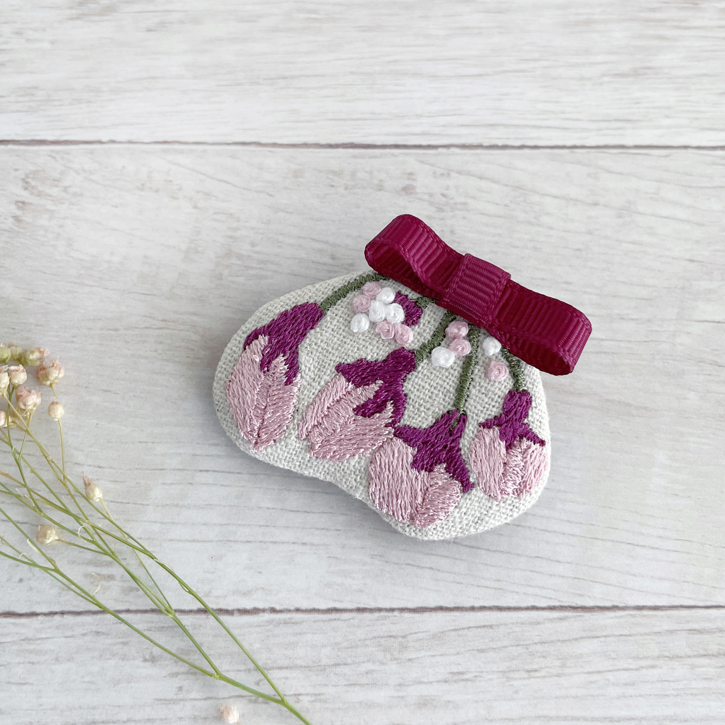 桜のつぼみ刺繍ブローチ ピンク 受注制作 Iichi ハンドメイド クラフト作品 手仕事品の通販