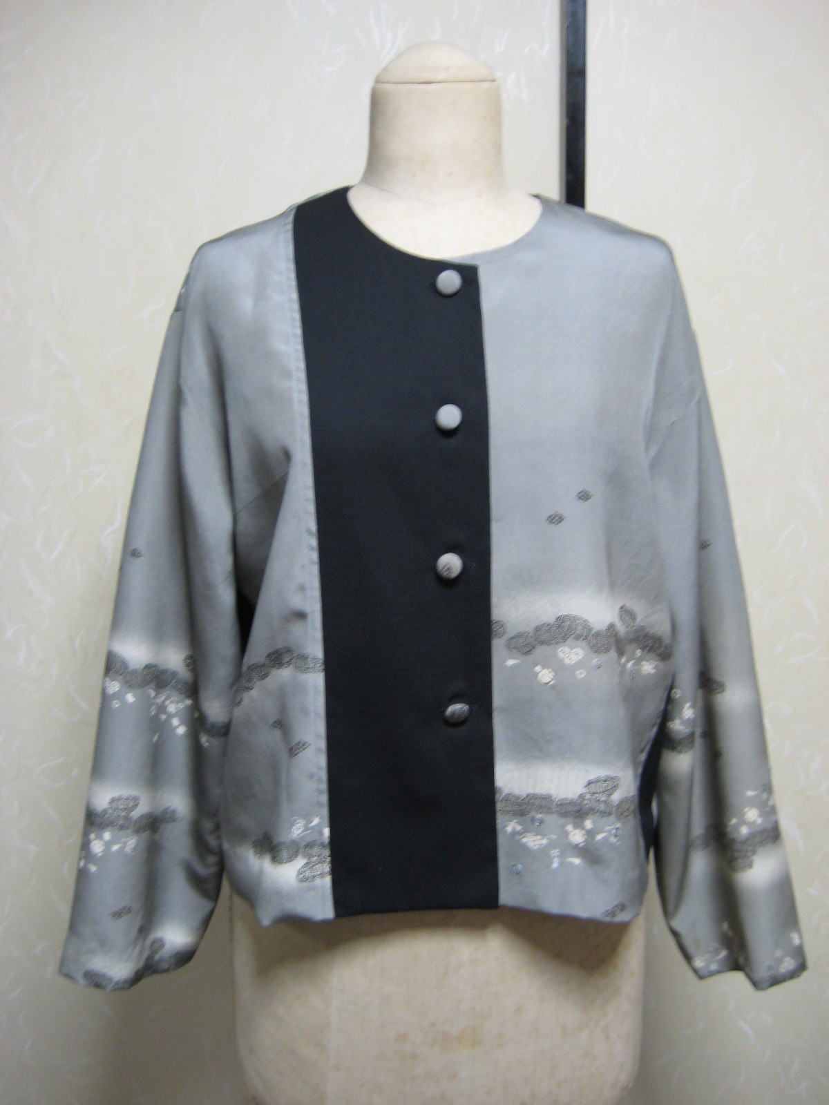リメイク グレー地に宝ずくしに手刺繍の塩瀬の帯から襟なしジャケット Iichi ハンドメイド クラフト作品 手仕事品の通販