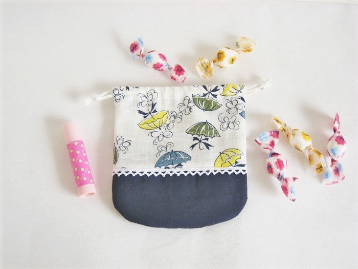 かわいいリボンを付けたパラソル柄ミニ巾着袋 紺 Iichi ハンドメイド クラフト作品 手仕事品の通販