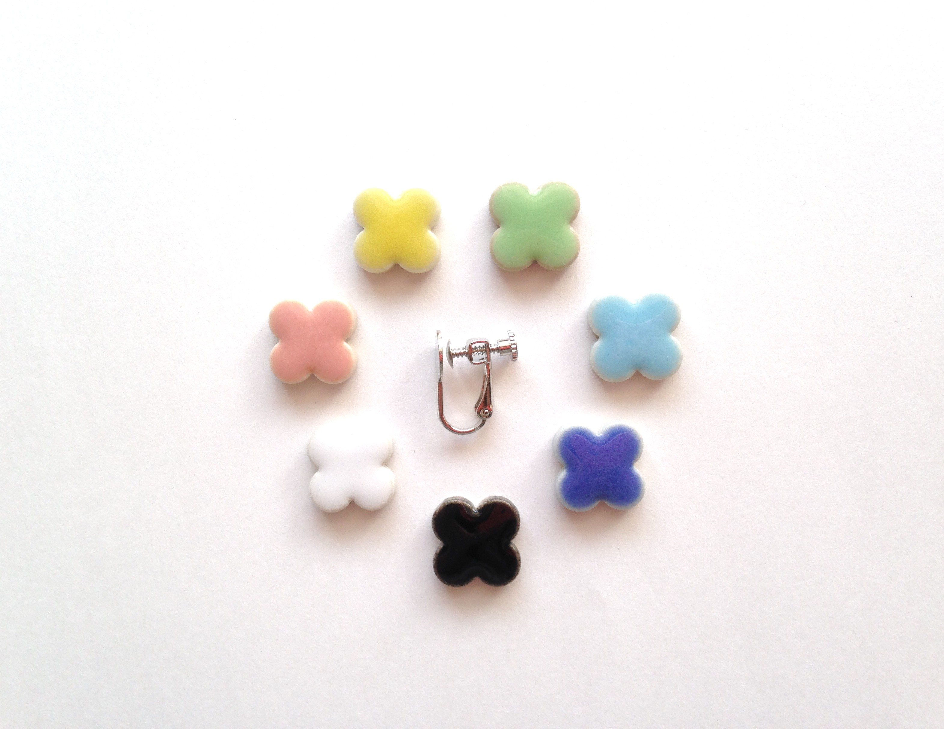 花タイルのイヤリング ７色からお選びください Iichi ハンドメイド クラフト作品 手仕事品の通販