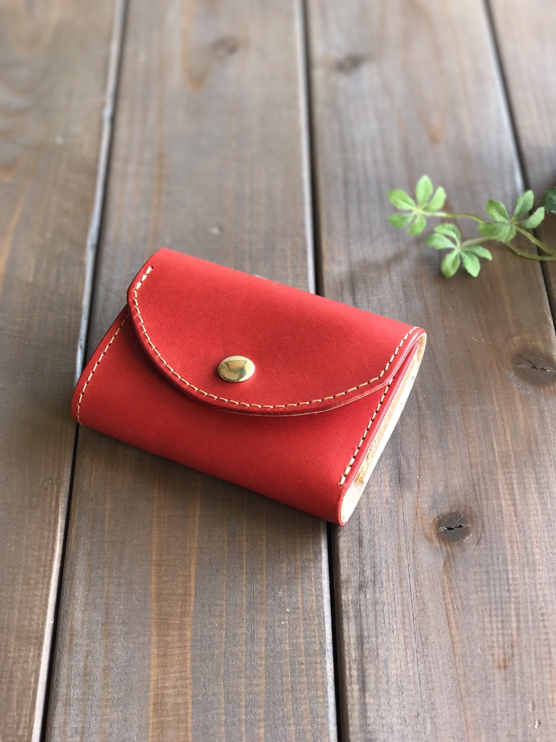 イタリアンレザーを使った赤色の三つ折り財布 Iichi ハンドメイド クラフト作品 手仕事品の通販