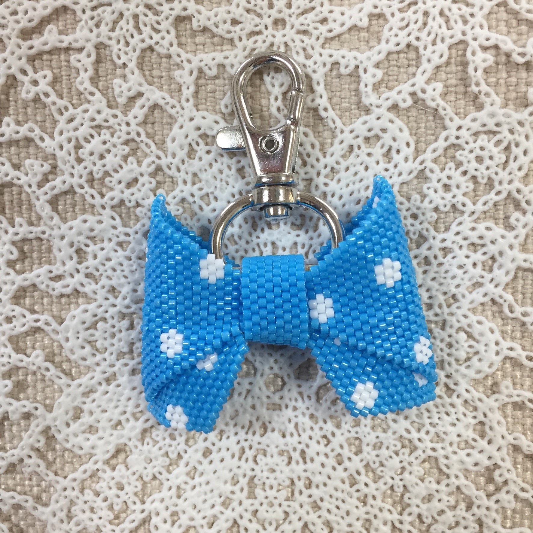 ビーズの立体リボンチャーム青×白ドット | iichi ハンドメイド 