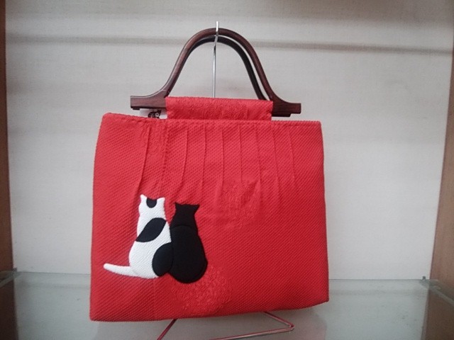 赤いピンタックバッグ 哀愁の後ろ姿の猫ちゃん付き 押し絵 手ぬい Iichi ハンドメイド クラフト作品 手仕事品の通販