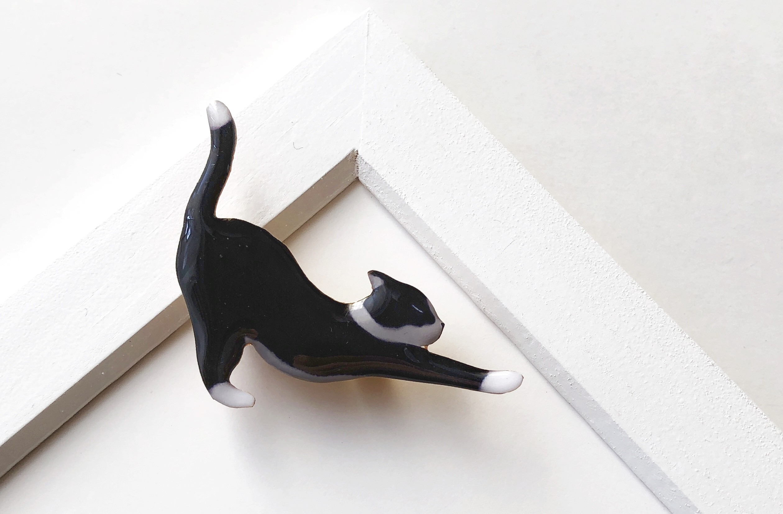 白黒猫ノビ ブローチ ボックス入 Iichi ハンドメイド クラフト作品 手仕事品の通販