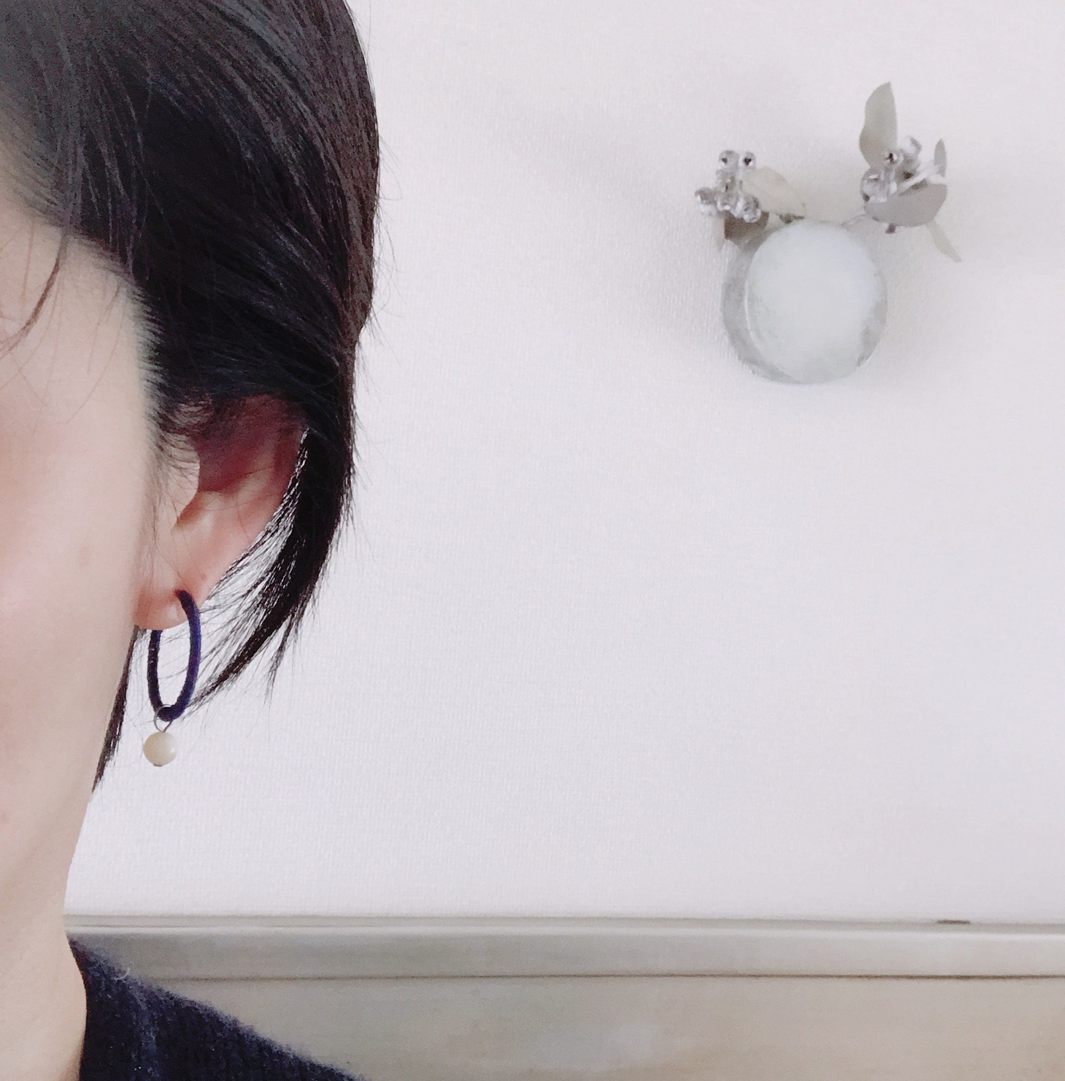 青と白 ベルギーリネンとシェルのフープピアス Iichi ハンドメイド クラフト作品 手仕事品の通販