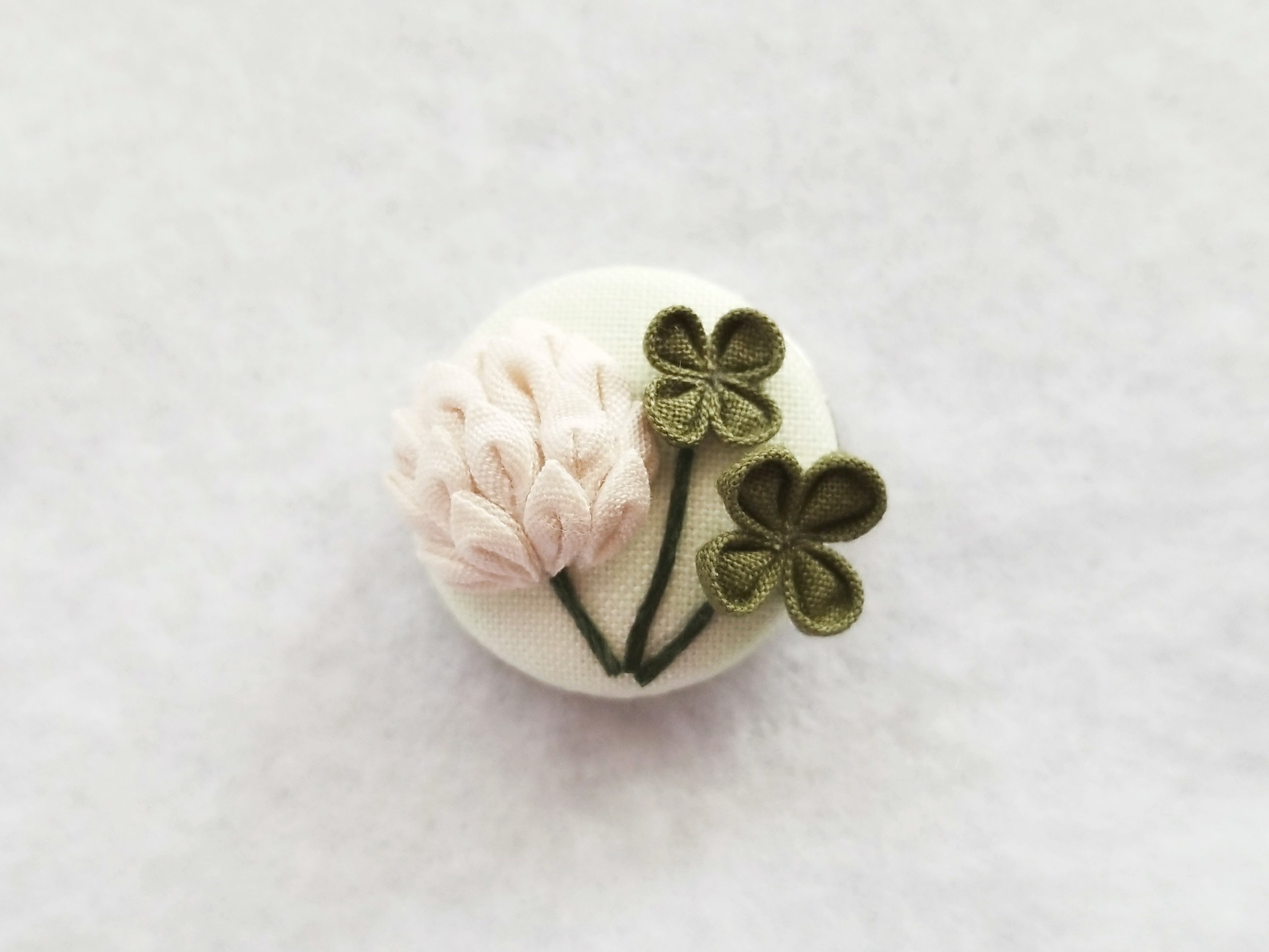 四つ葉のクローバーのくるみブローチ つまみ細工 Iichi ハンドメイド クラフト作品 手仕事品の通販