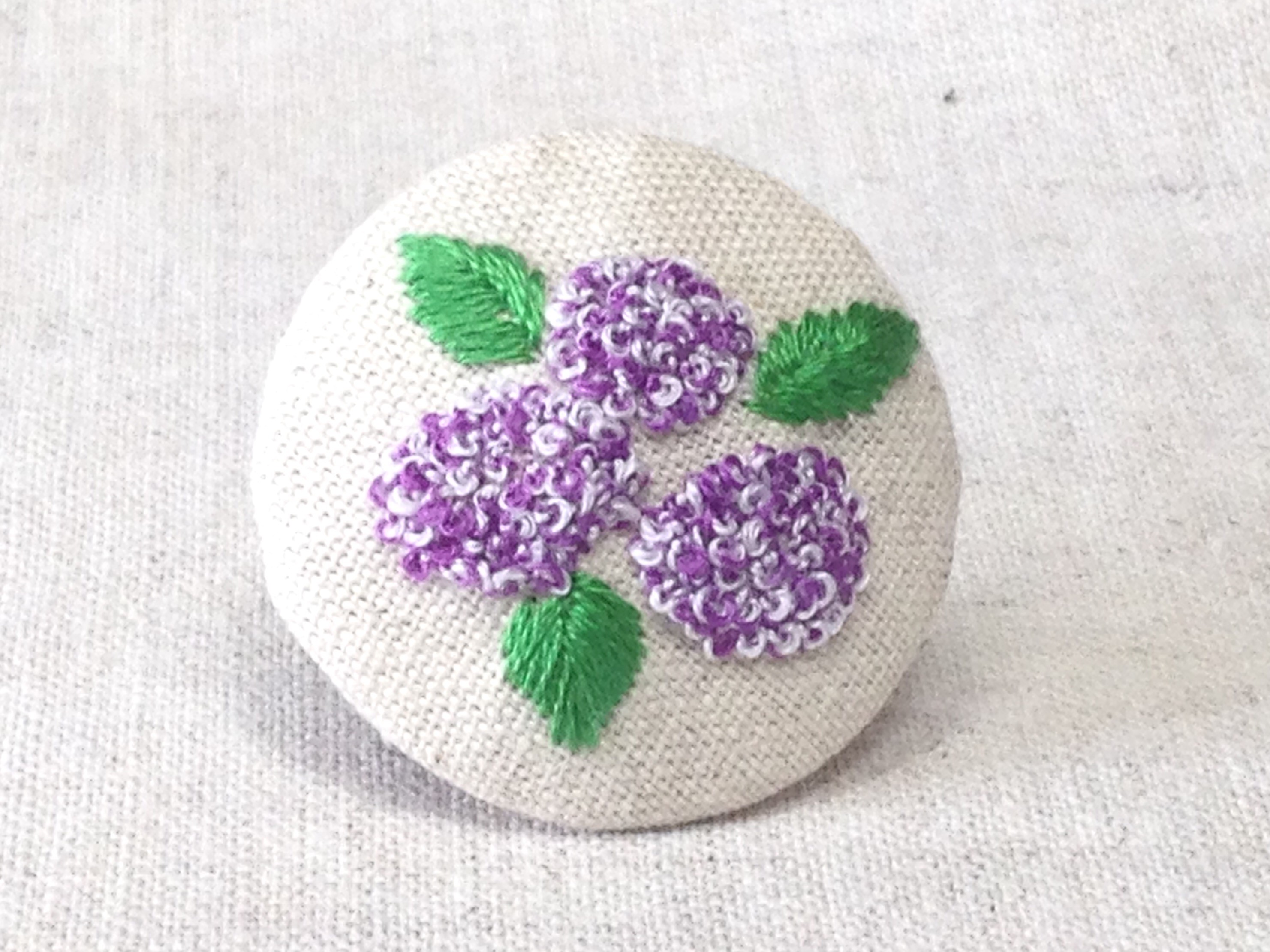 刺繍ブローチ 綿麻 紫陽花 パープル ヘアゴム可 Iichi ハンドメイド クラフト作品 手仕事品の通販