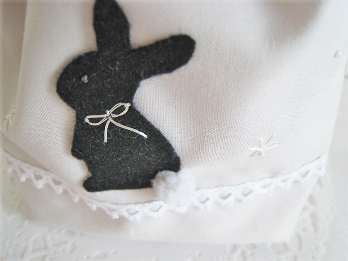 かわいい黒うさぎ しっぽ付き のマチ付き巾着袋 ライトグレー Iichi ハンドメイド クラフト作品 手仕事品の通販