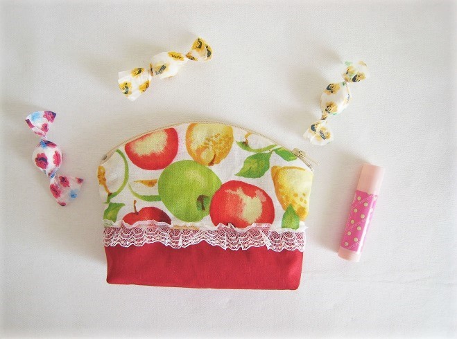 リボンとレースを付けた可愛いりんご柄のミニポーチ Iichi ハンドメイド クラフト作品 手仕事品の通販