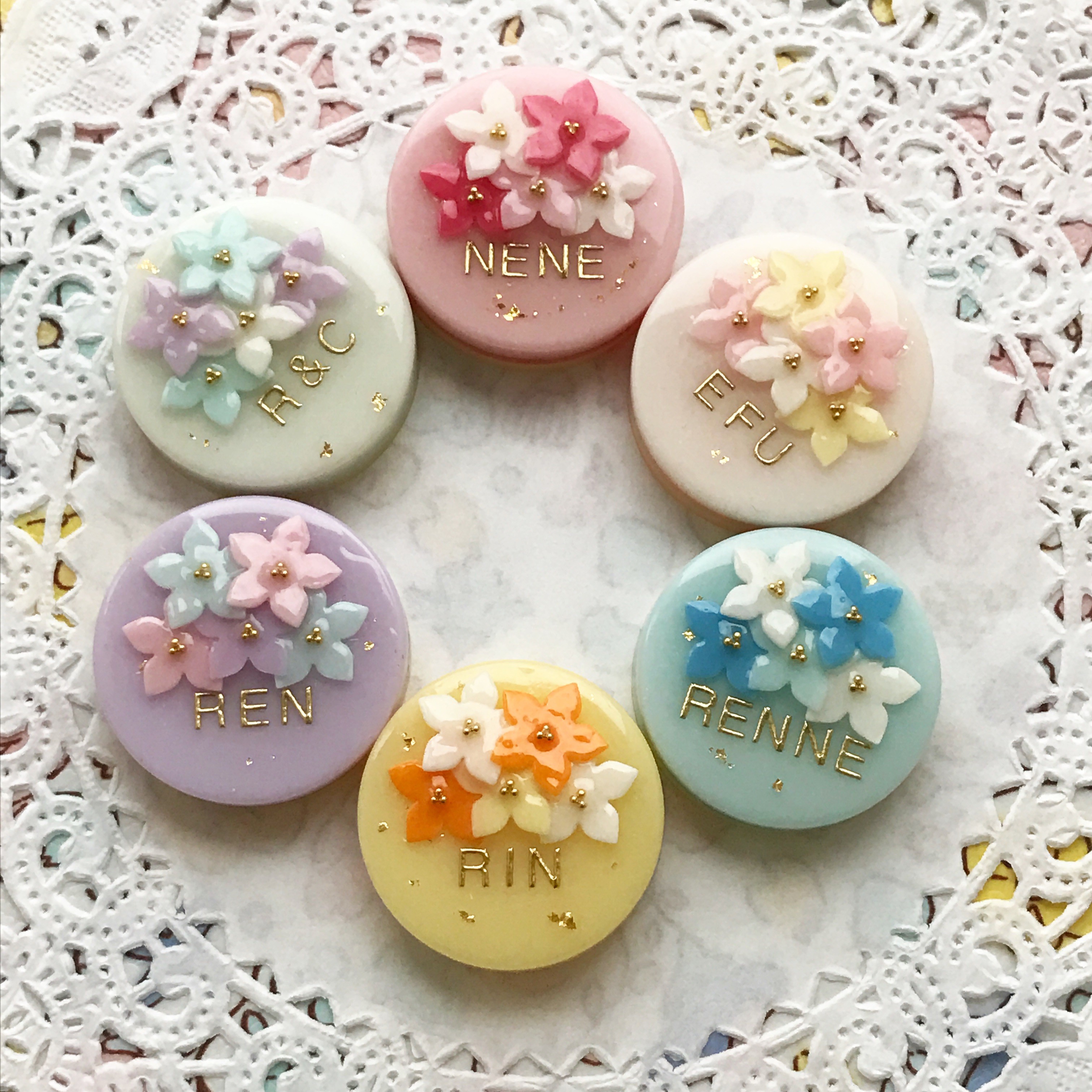 名前入り 選べる6カラー Flowerブーケケーキのブローチ2 Iichi ハンドメイド クラフト作品 手仕事品の通販