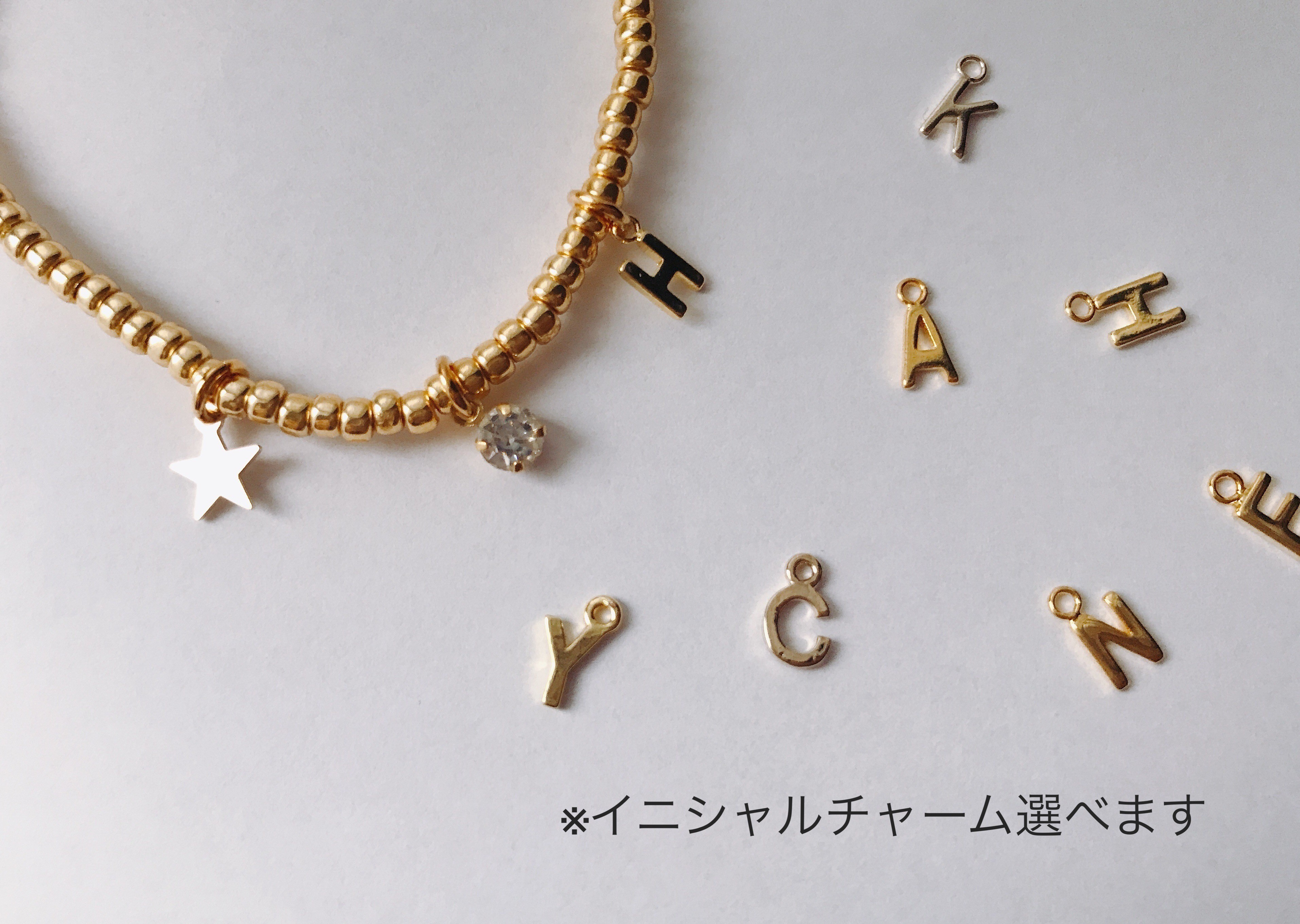 Lucky Charm イニシャルのゴムブレスレット ゴムタイプ 夏 ペア Iichi ハンドメイド クラフト作品 手仕事品の通販