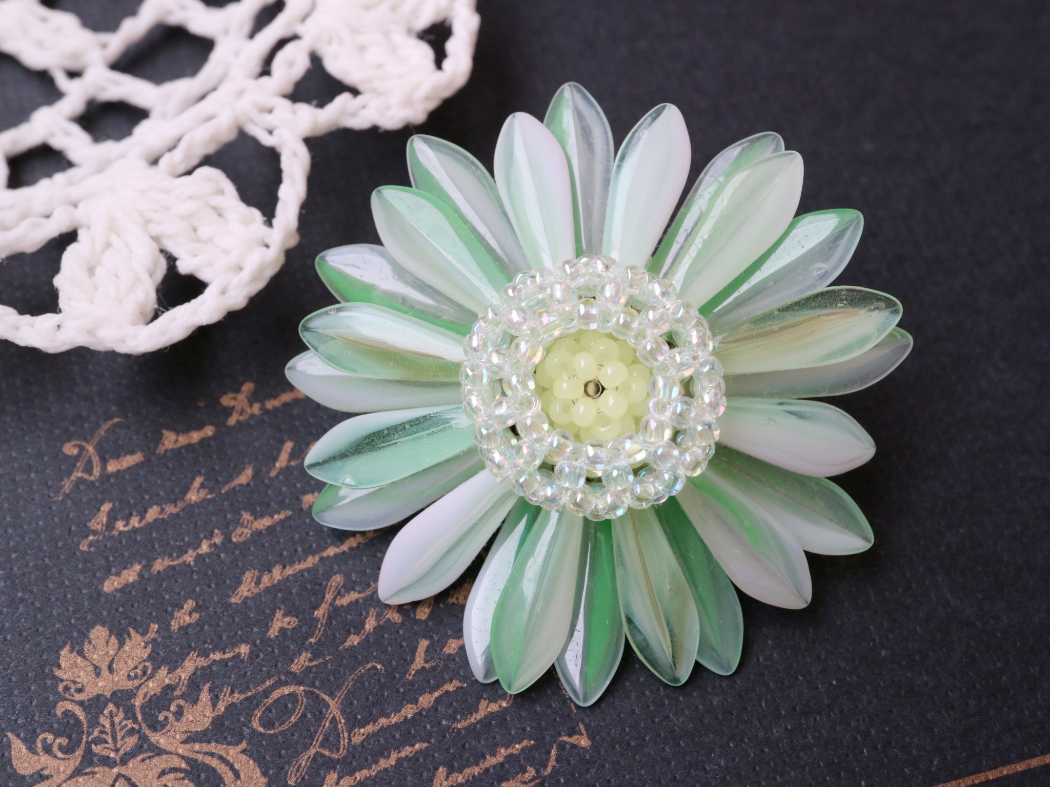 ガーベラのブローチ グリーンホワイト Iichi ハンドメイド クラフト作品 手仕事品の通販
