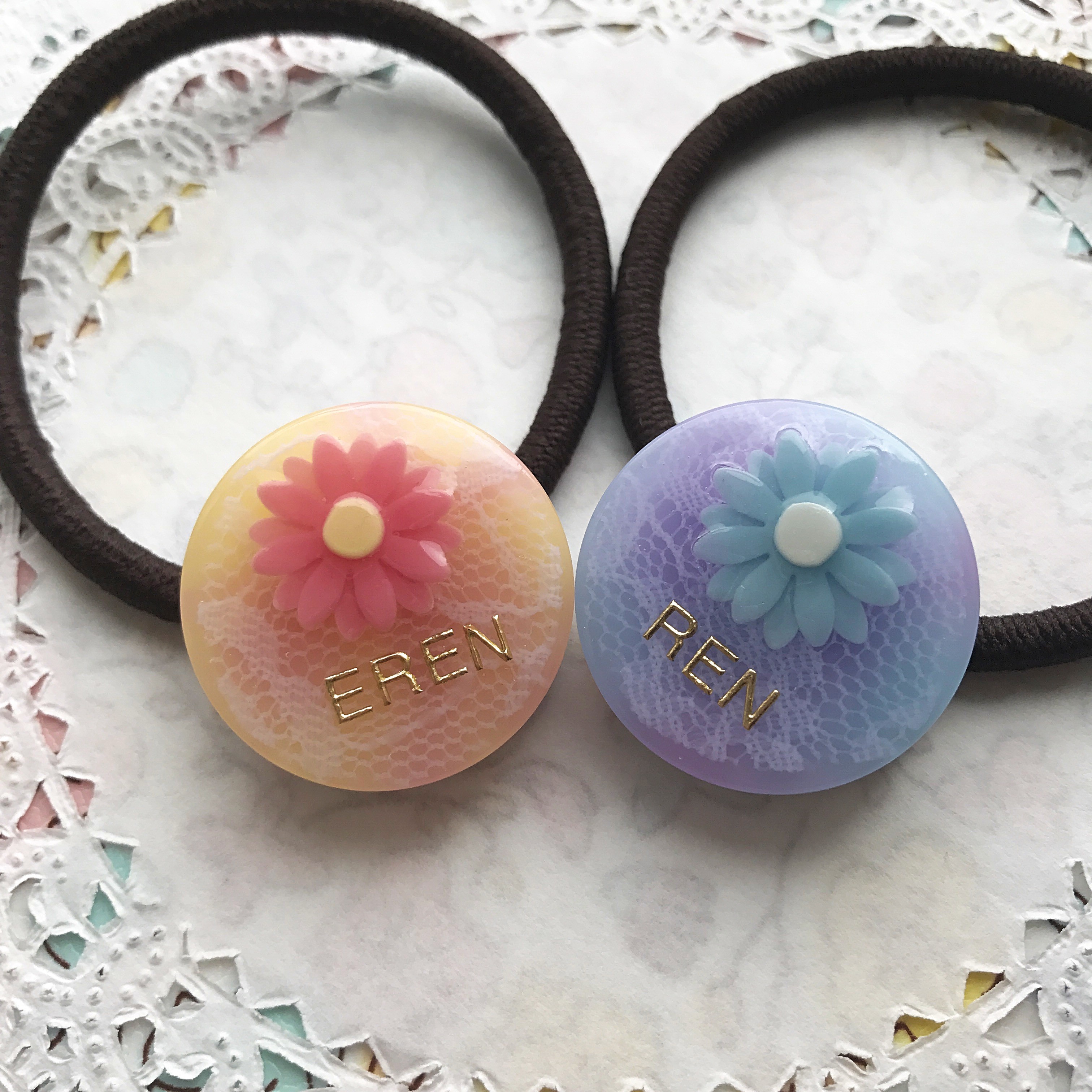 再販 2 選べる2種類 名前入り マーブルレースガーベラのヘアゴム Iichi ハンドメイド クラフト作品 手仕事品の通販