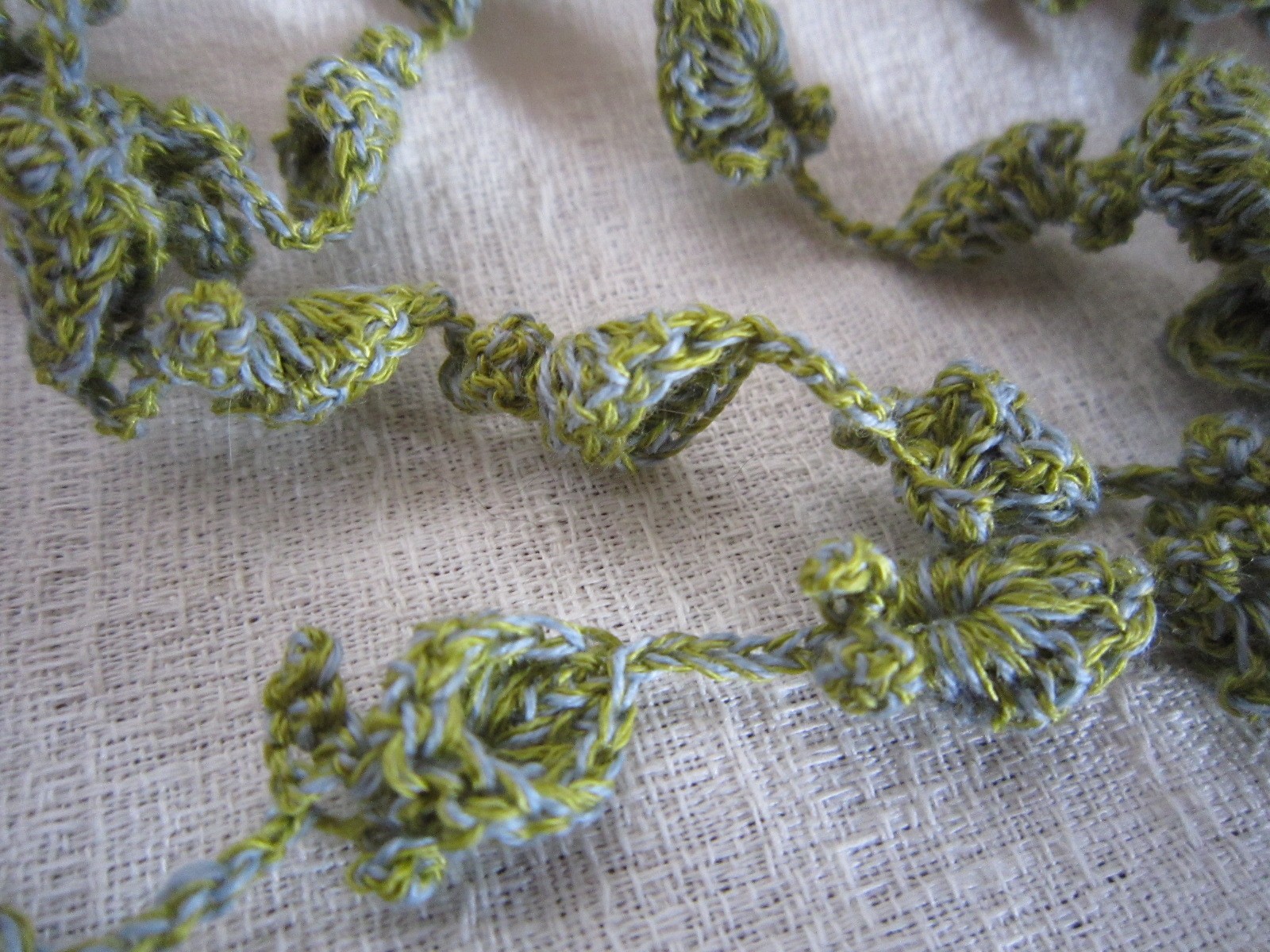 黄緑 水色 花と葉のかぎ針編みネックレス Iichi ハンドメイド クラフト作品 手仕事品の通販