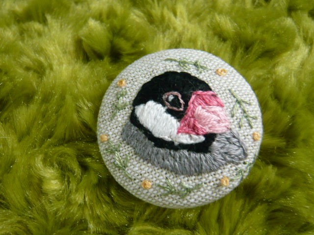 くるみボタン 刺繍 ブローチ ハンドメイド 動物 鳥 - オーダーメイド
