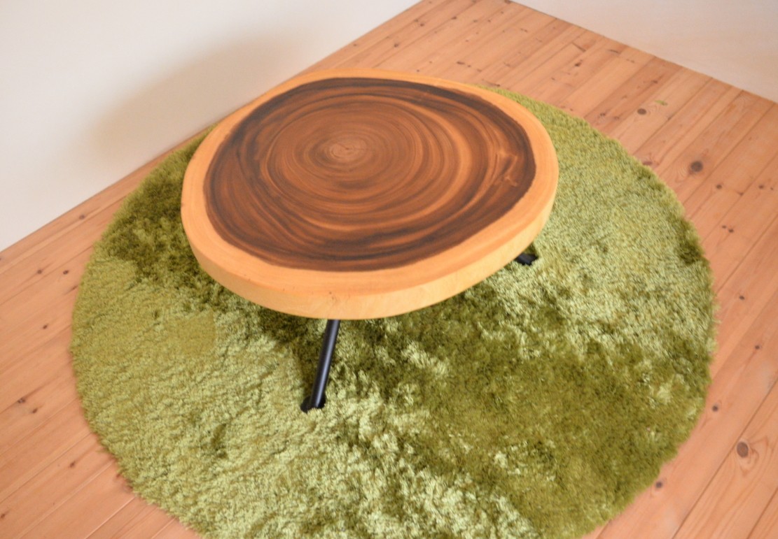 コンパクトなサイズのモンキーポッド一枚板輪切りのリビングテーブル 