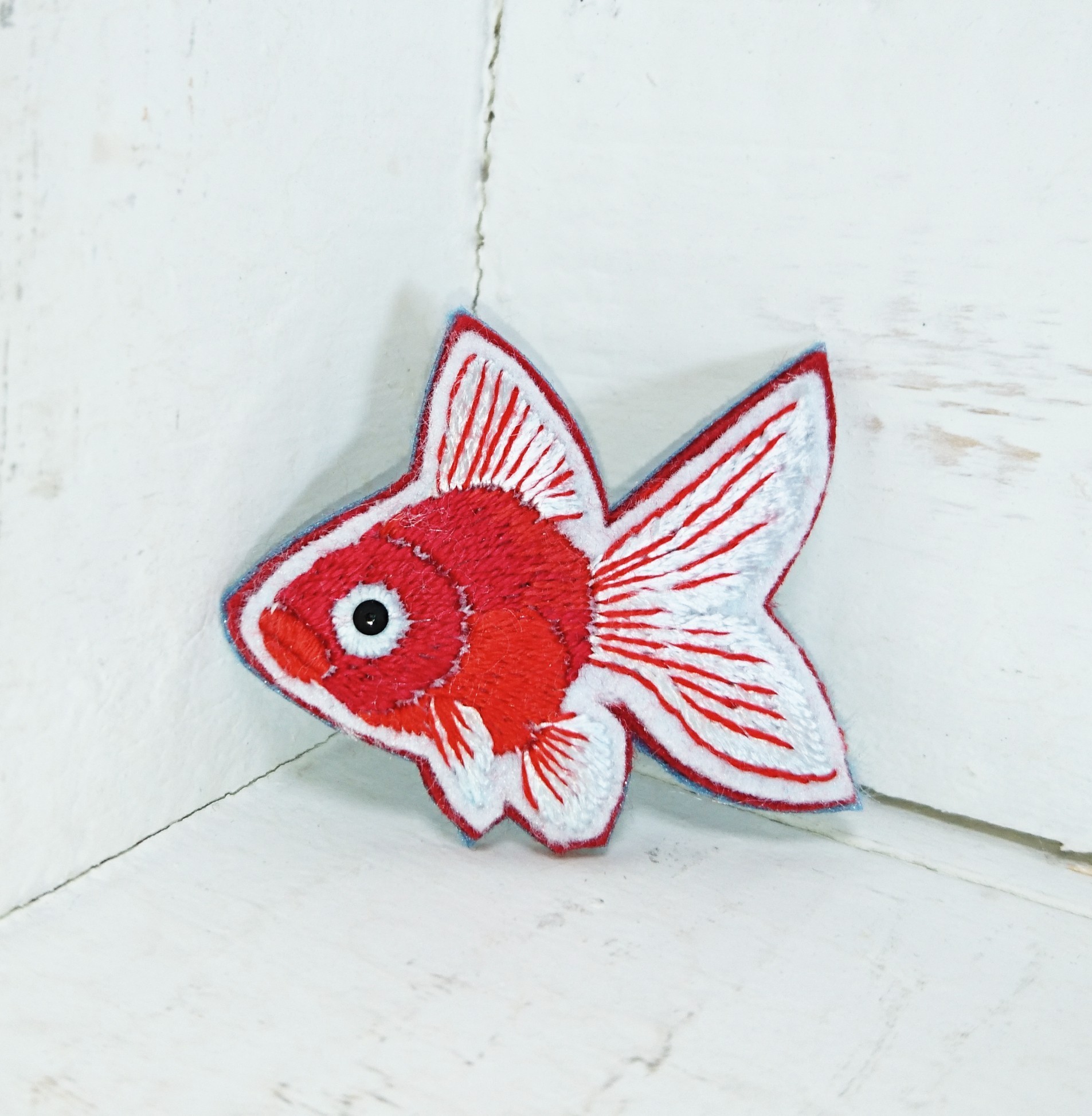 赤い金魚ちゃん 刺繍ブローチ Iichi ハンドメイド クラフト作品 手仕事品の通販