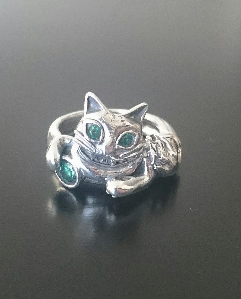 エメラルドグリーンのチュシャ猫リング Iichi ハンドメイド クラフト作品 手仕事品の通販