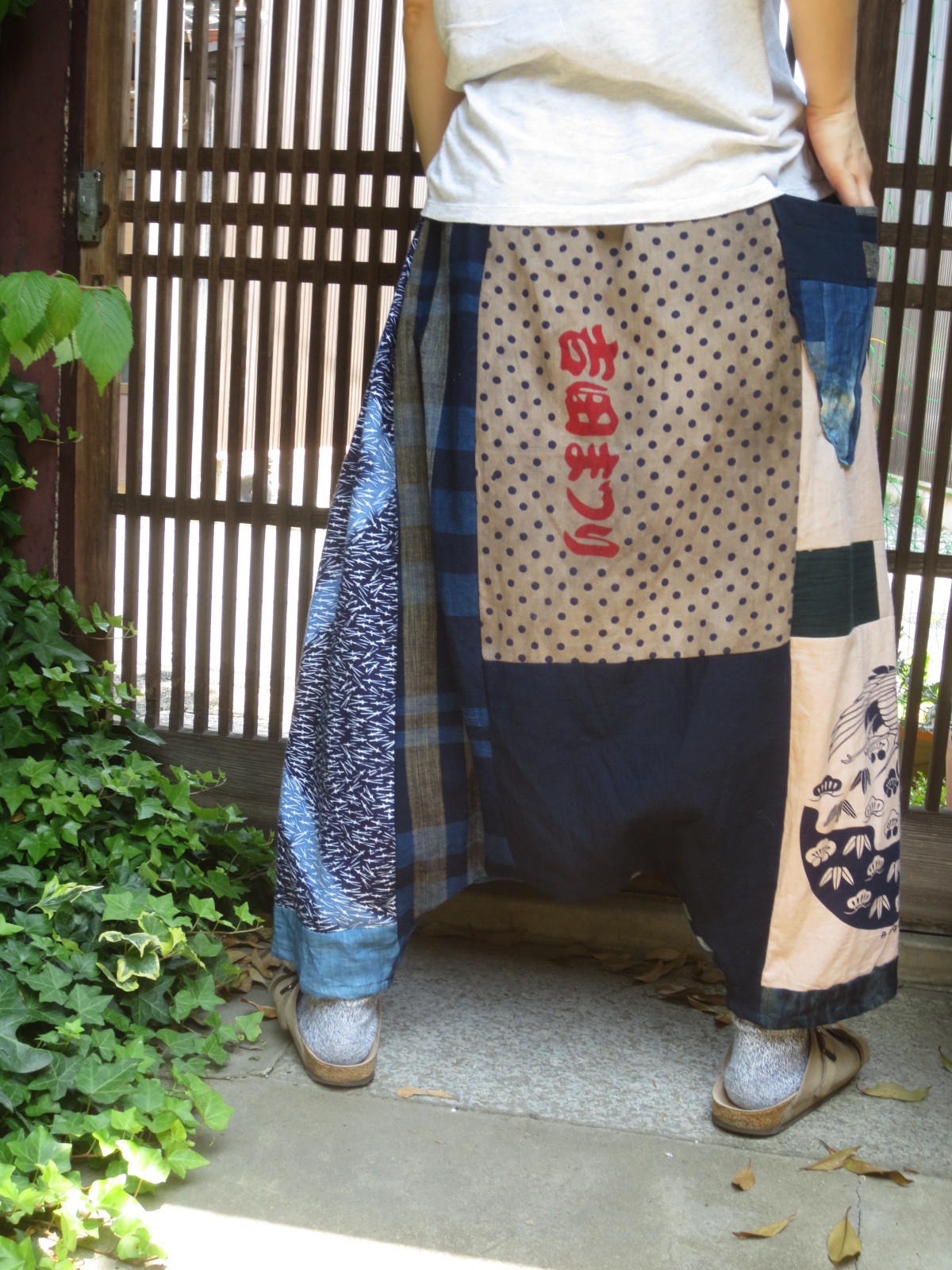 古布リメイク 手ぬぐい 布団がわサルエルパンツ大人色面白柄で楽しんでください Iichi ハンドメイド クラフト作品 手仕事品の通販