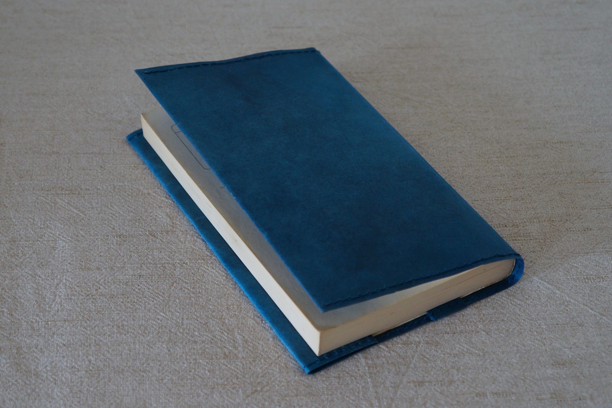 ロウ引き和紙のブックカバー 新書用 藍染 Iichi ハンドメイド クラフト作品 手仕事品の通販