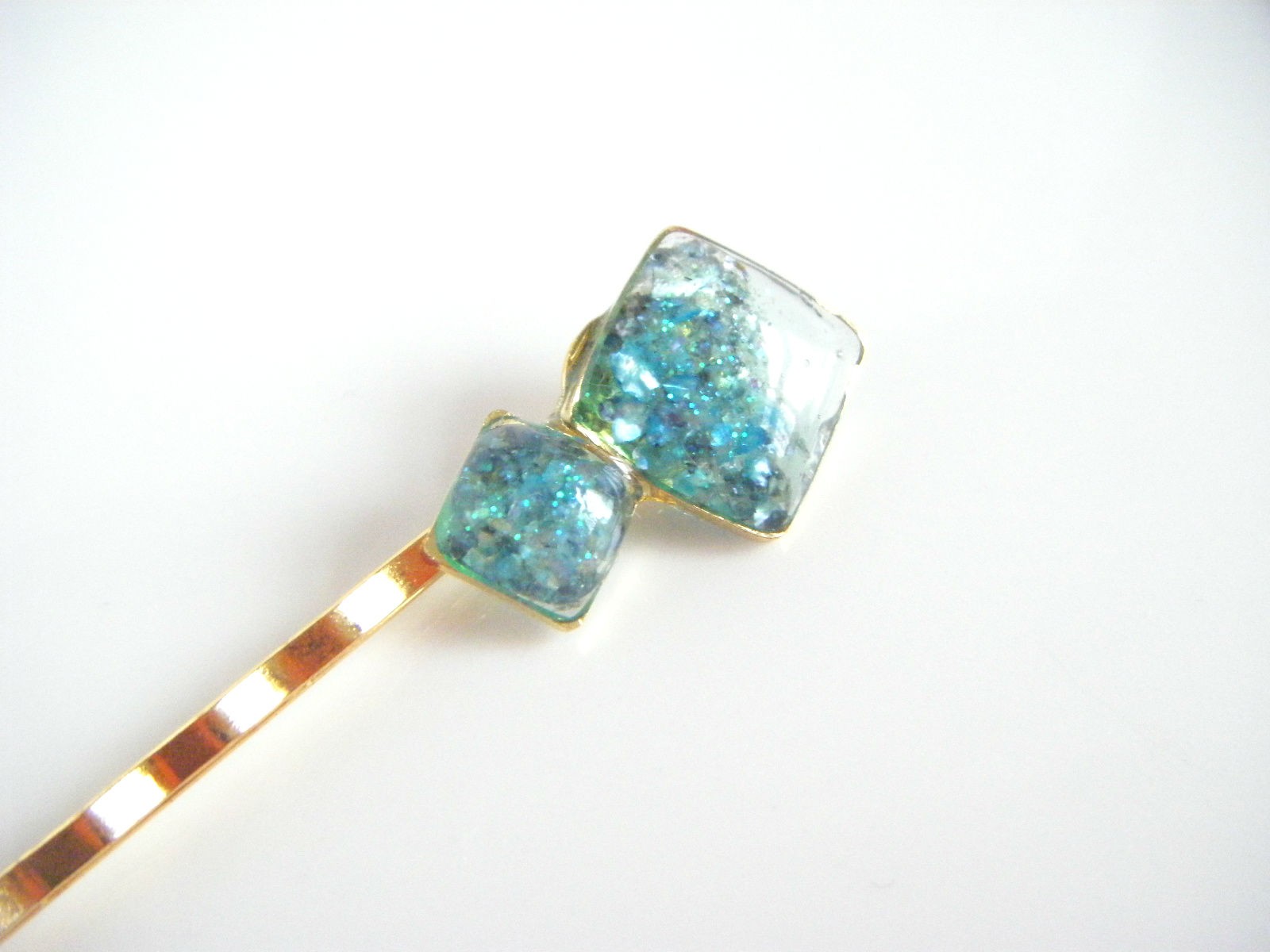 ダブルスクエアフープとエメラルドブルー色のレジンヘアピン Iichi ハンドメイド クラフト作品 手仕事品の通販