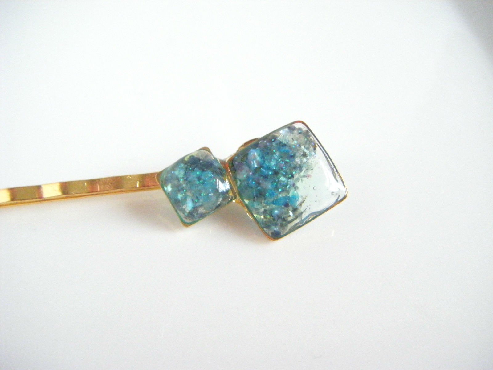 ダブルスクエアフープとエメラルドブルー色のレジンヘアピン Iichi ハンドメイド クラフト作品 手仕事品の通販