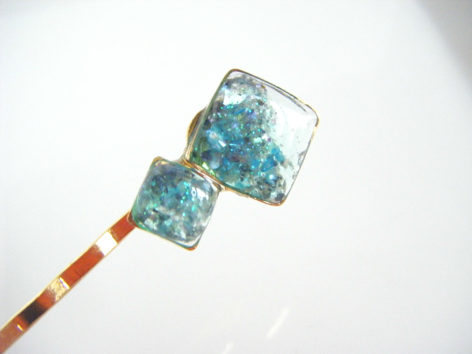 ダブルスクエアフープとエメラルドブルー色のレジンヘアピン Iichi ハンドメイド クラフト作品 手仕事品の通販